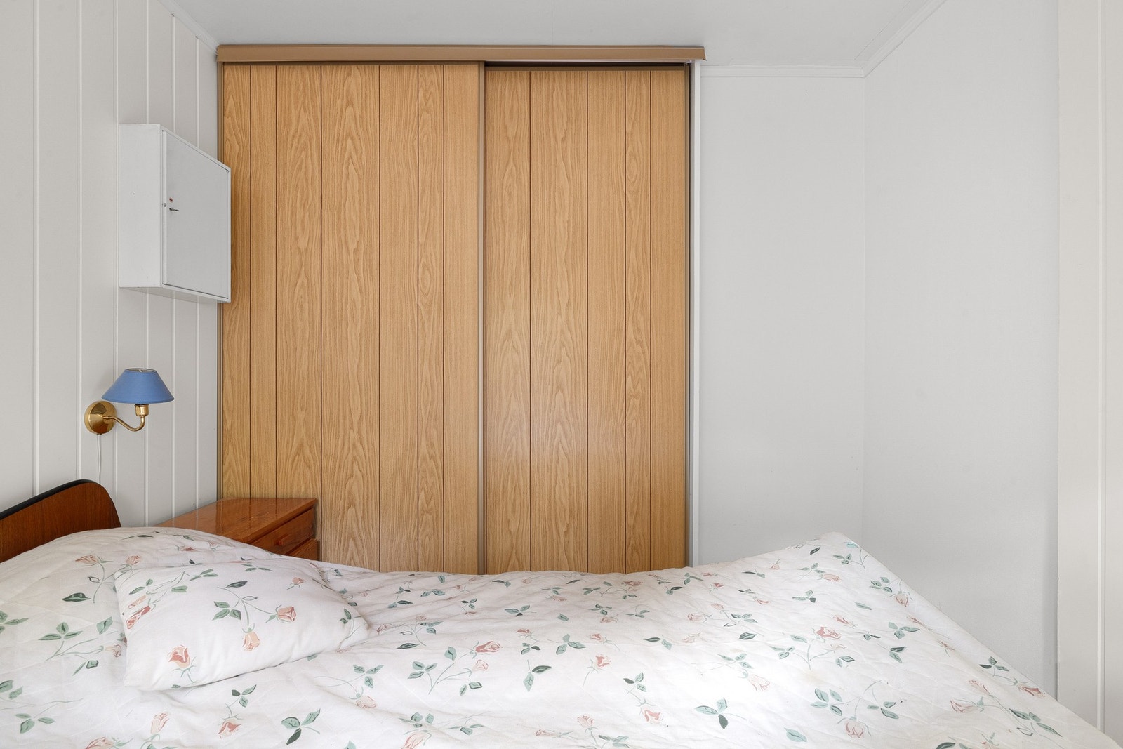 Det er plass til dobbeltseng og rommet er innredet med skyvedørsgarderobe Galleribilde