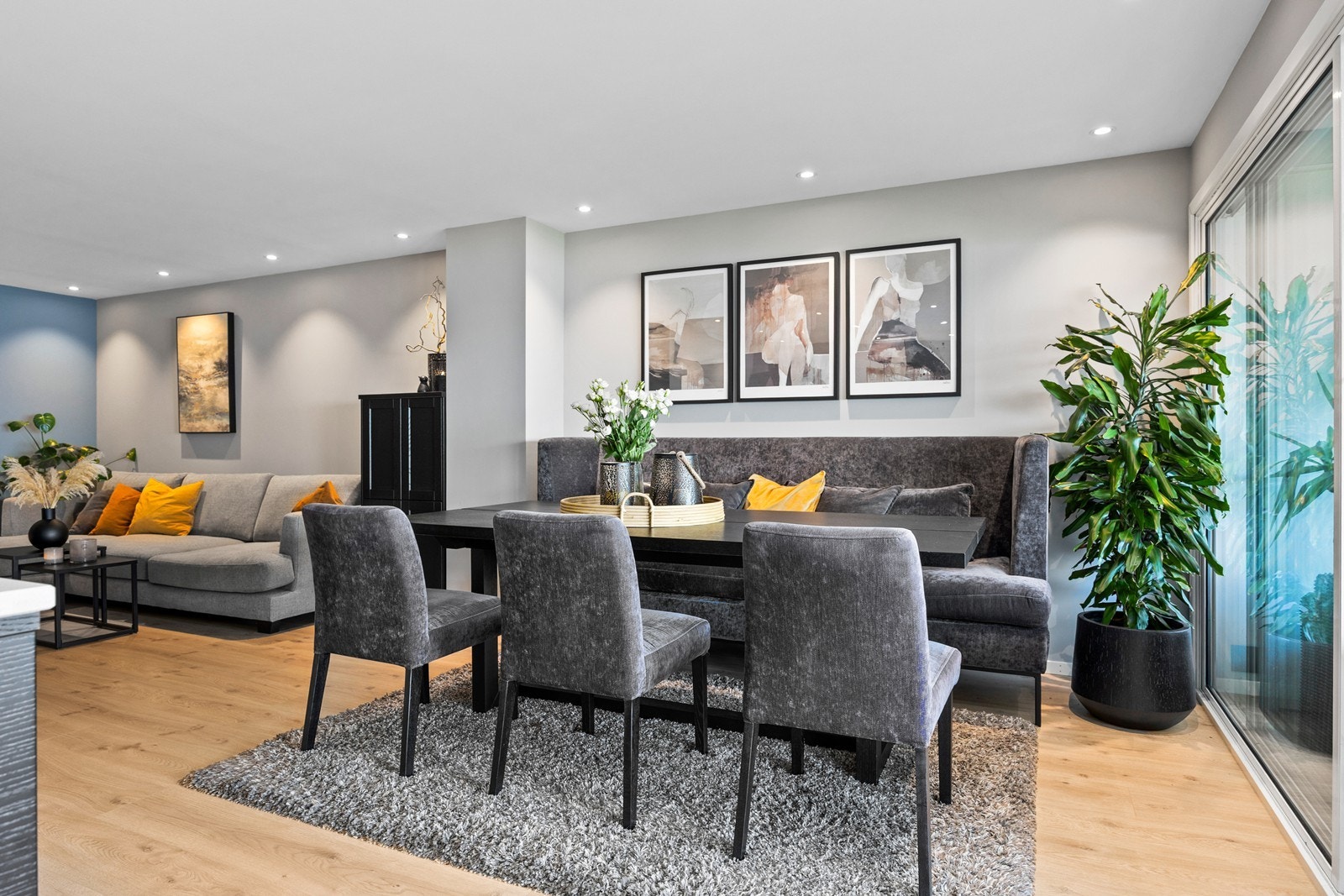 Store vindusflater og skyvedør i aluminium gir godt med dagslys. Galleribilde