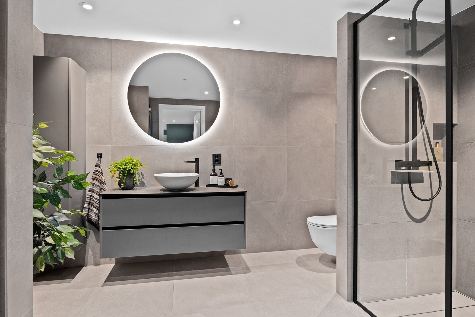 Badet ble renovert av fagfolk i 2021, med flislagte overflater og elektrisk gulvvarme. Galleribilde