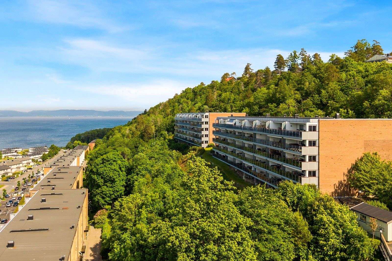 Boligblokkene ligger i et veletablert og rolig boligområde. Nærbutikk og bussholdeplass med hyppige bussavganger i umiddelbar nærhet. Det er kort vei til nærmeste strand og flotte turområder utenfor dørstokken. Galleribilde