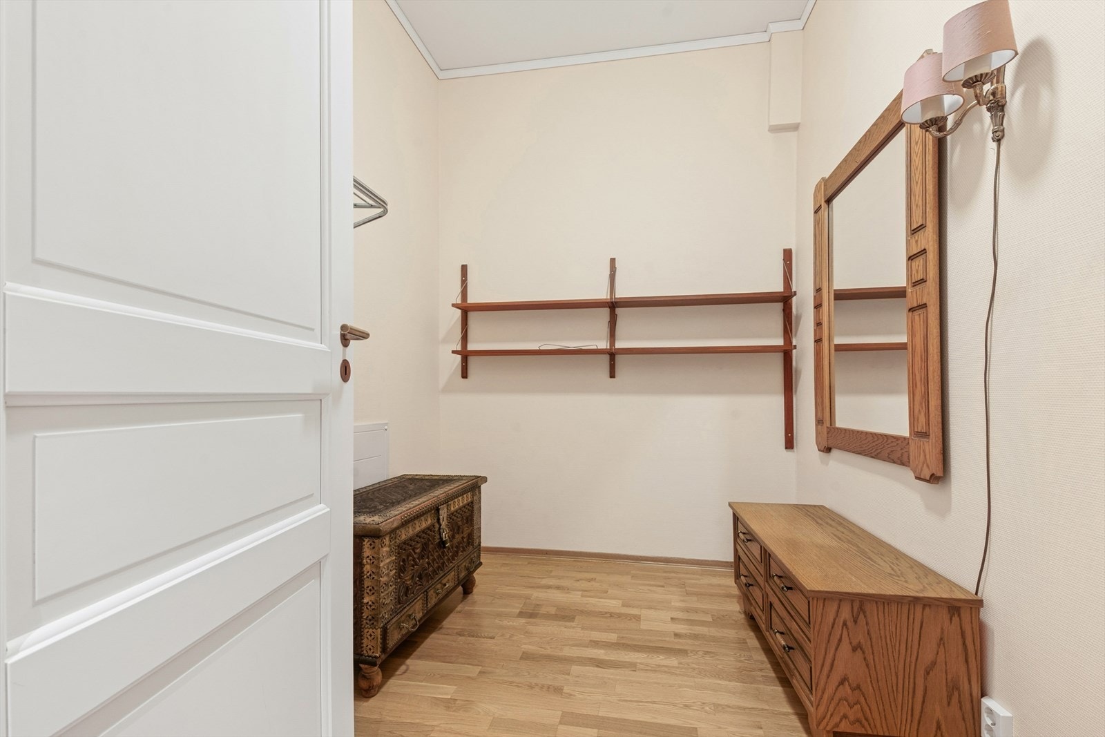Leiligheten har meget gode lagringsmuligheter med totalt 4 boder, både innvendig bod, terrassebod, bod ved inngangsdør og bod i tilknytning garasje Galleribilde
