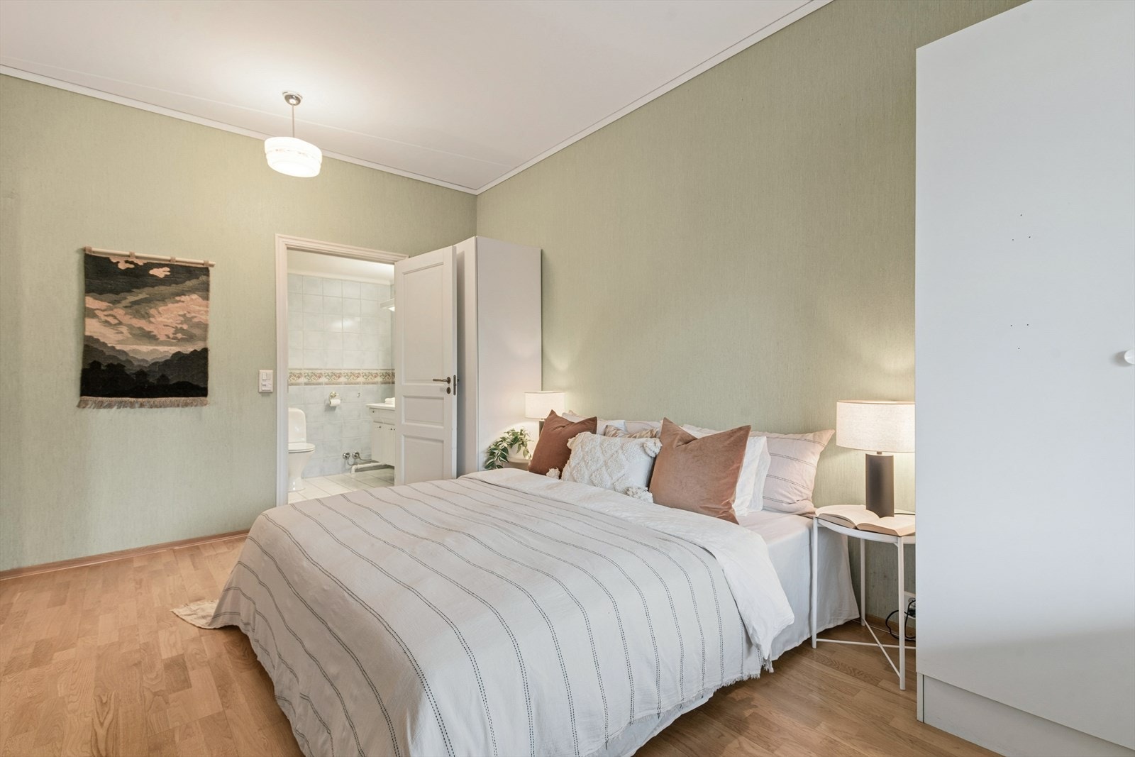 Hovedsoverommet har også eget bad Galleribilde