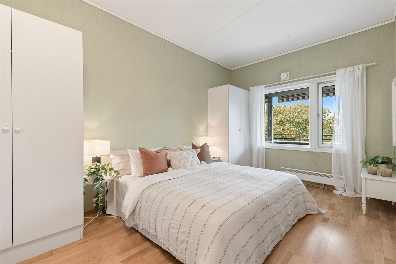 Hovedsoverommet har god plass til dobbeltseng og garderobe Galleribilde