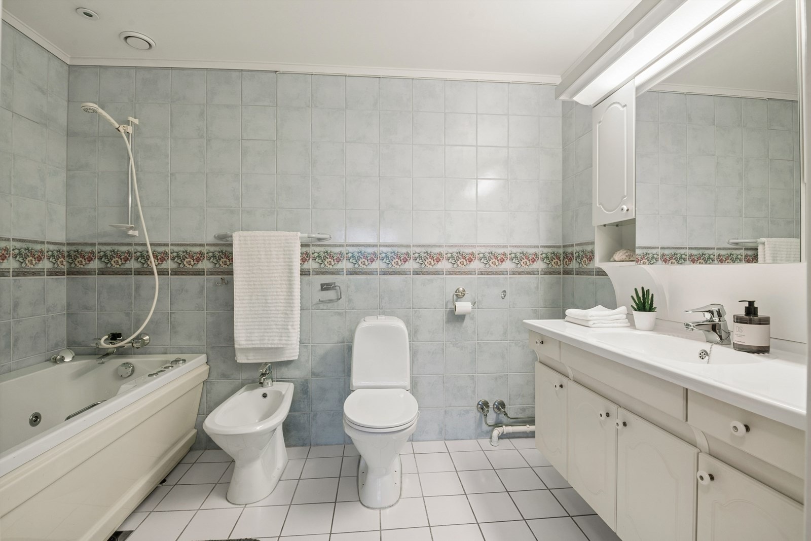 Badet i tilknytning hovedsoverommet er stort og romslig Galleribilde