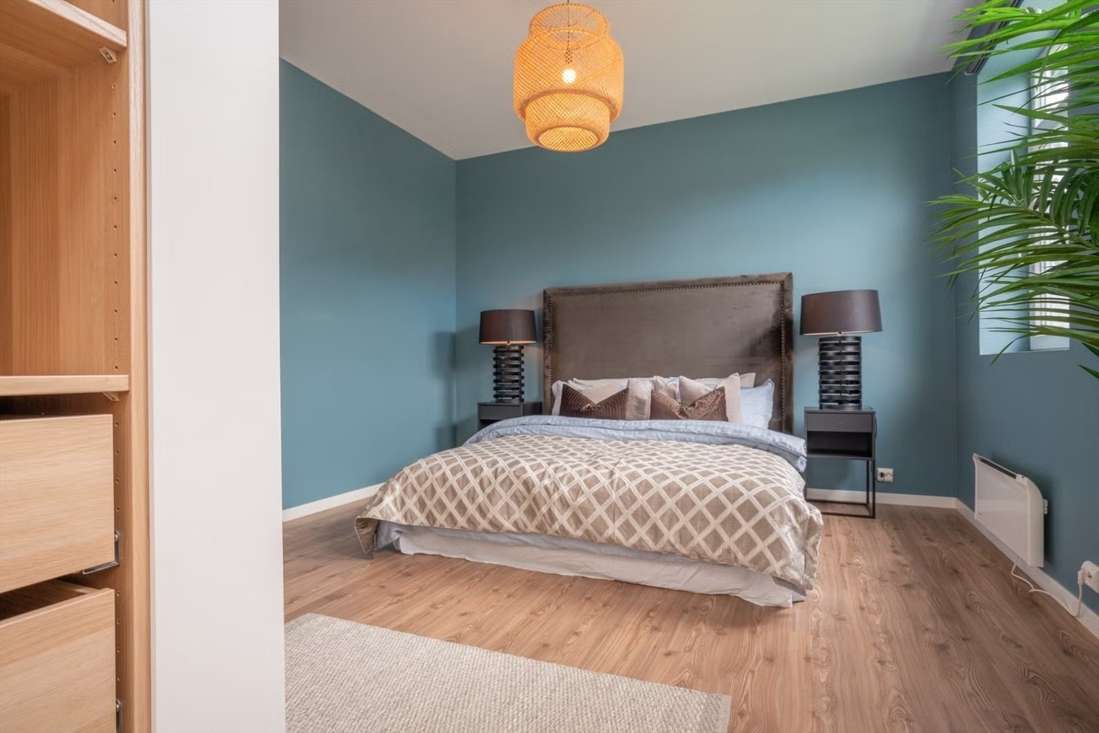 Hovedsoverom med walk-in garderobe. Galleribilde