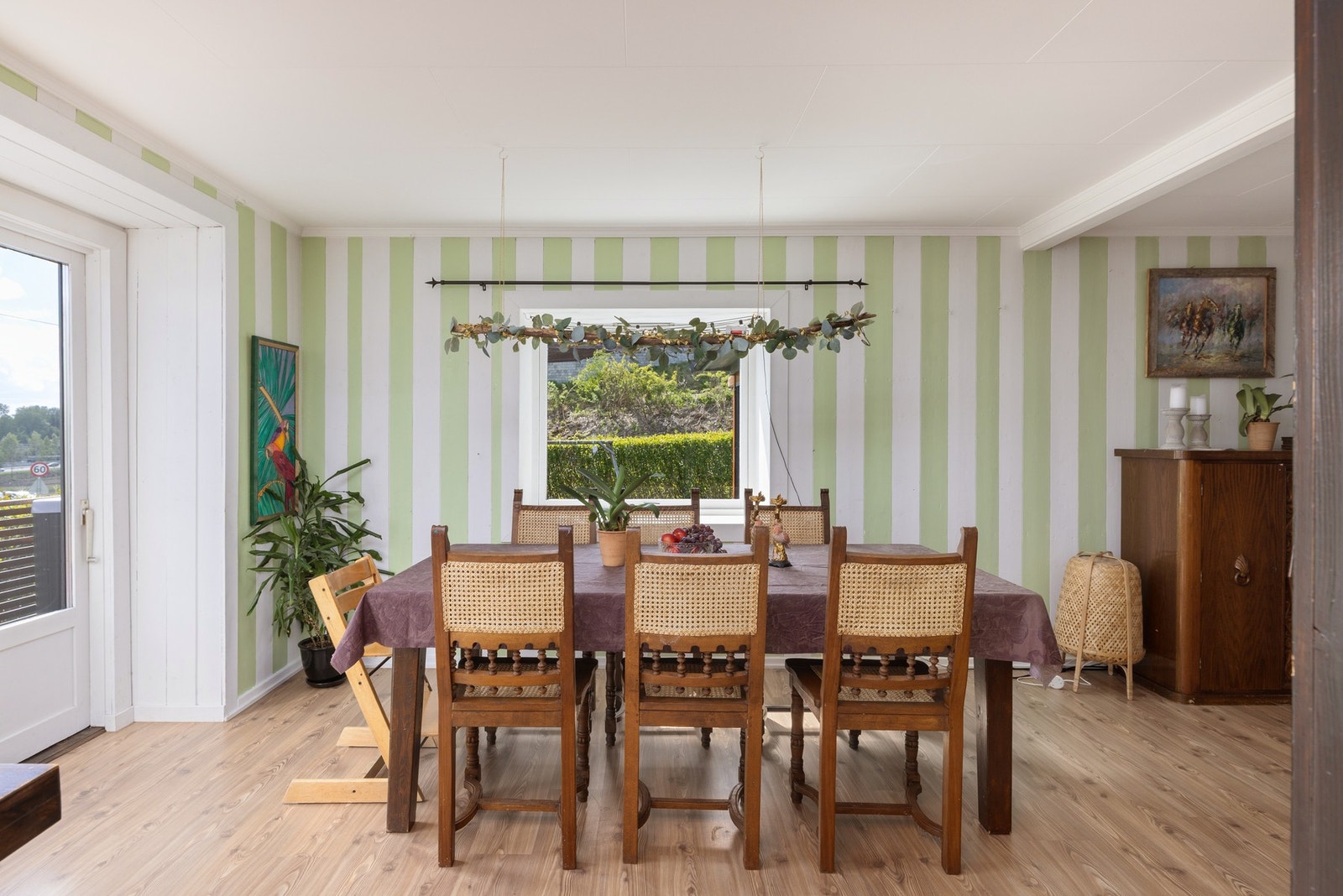 Fra spisestuen er det utgang til veranda. Galleribilde