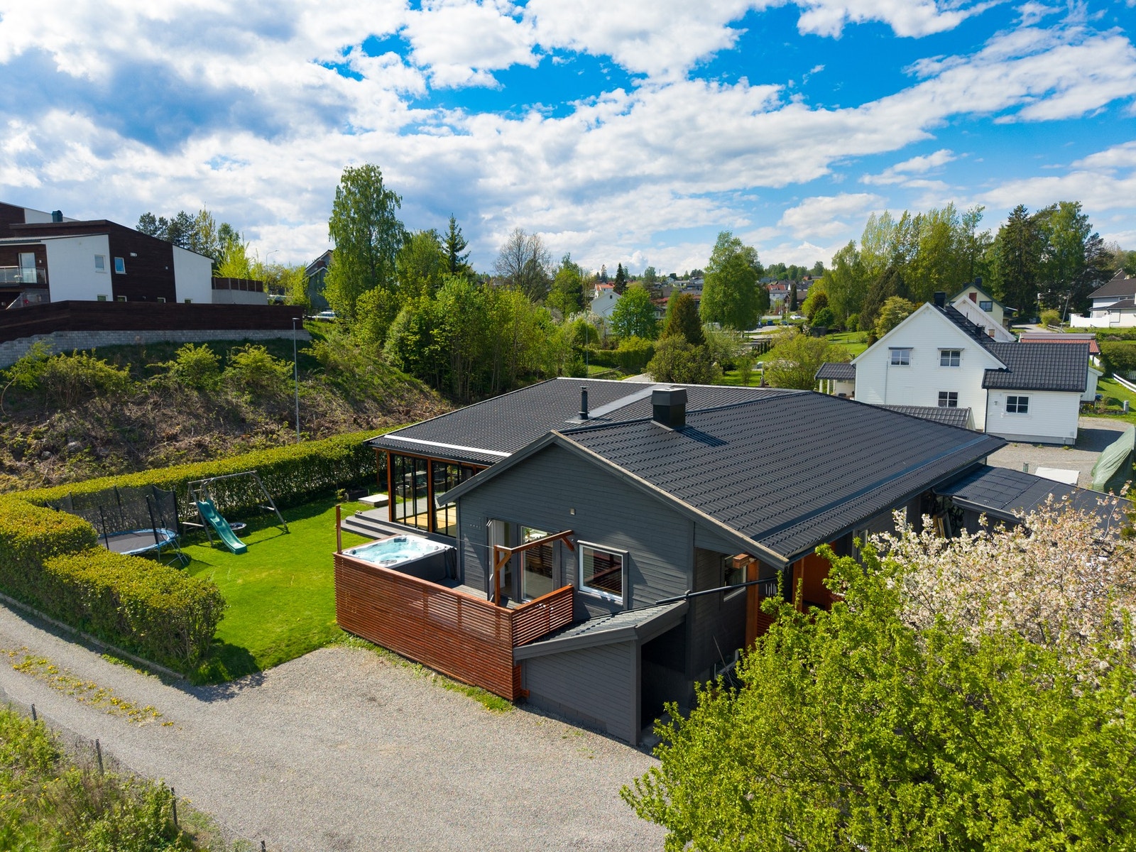 Boligen ligger i et godt etablert og hyggelig område på Smeby. Galleribilde