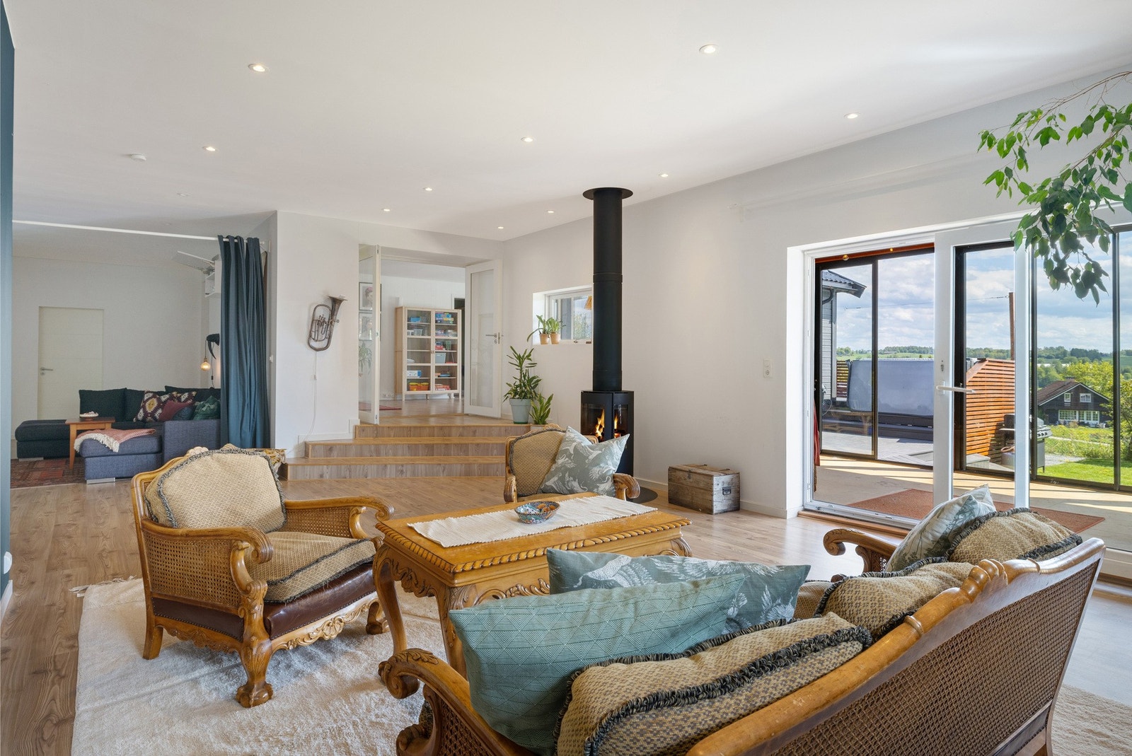 Stor stue som innbyr til flere muligheter for innredning. Galleribilde