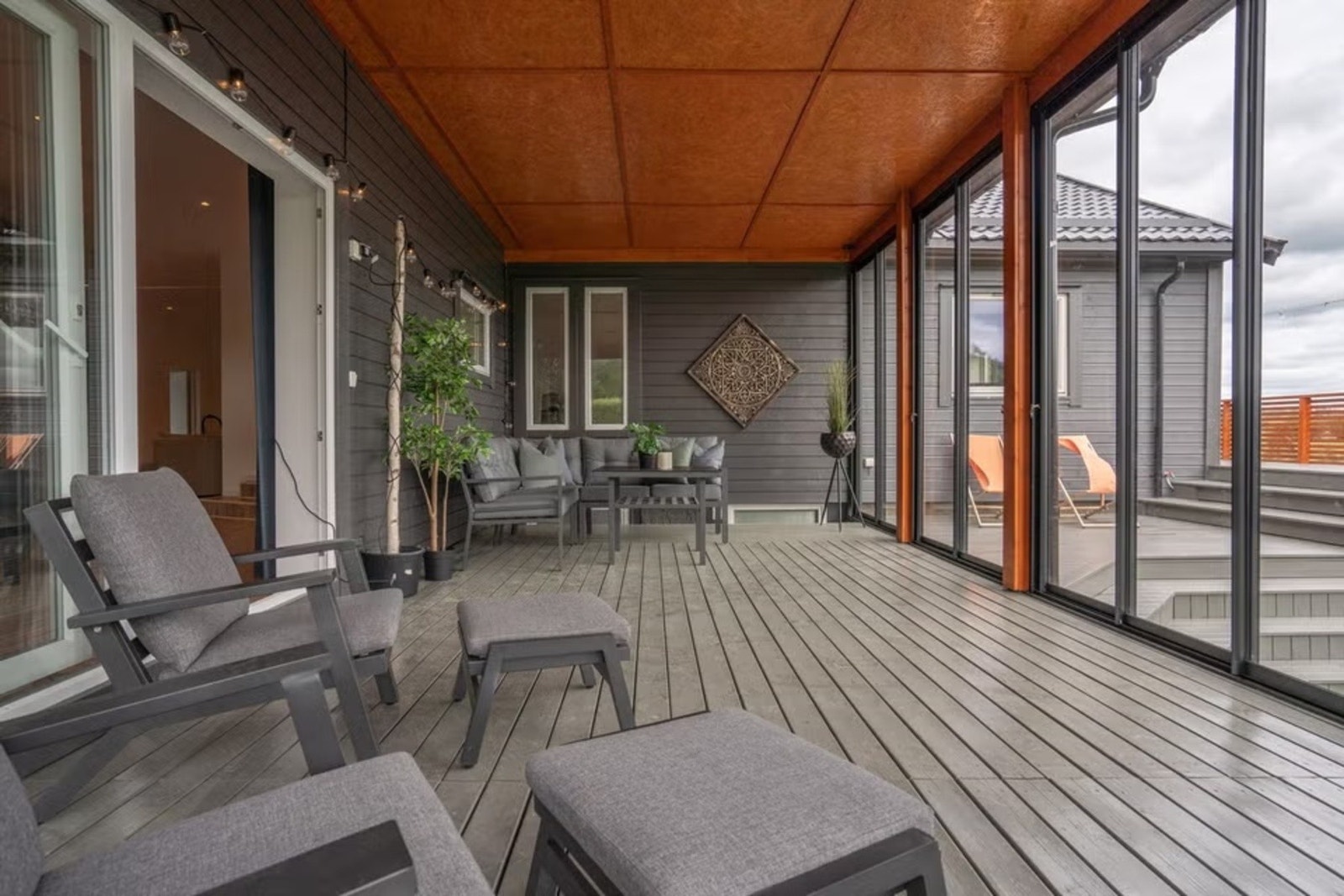 Innglasset uteplass gjør at du kan nyte den norske sommeren, uansett vær. Galleribilde
