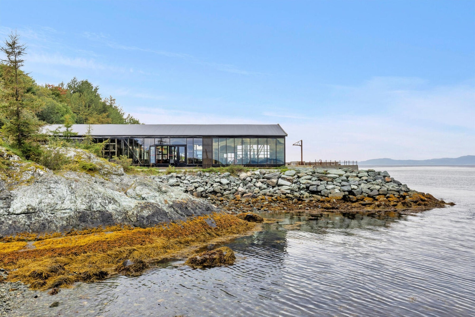 Få minutters gange fra boligen finner du ladestien, en ypperlig tursti langs Trondheimsfjorden. Langs ruten kan du f.eks stoppe innom populære Ladekaia, Ringvebukta eller Korsvika. Galleribilde