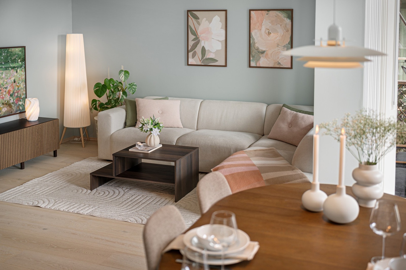 Leiligheten varmes opp av fjernvarme. Kostnader knyttet til oppvarming og internett/tv er inkludert i de månedlige felleskostnadene. Galleribilde