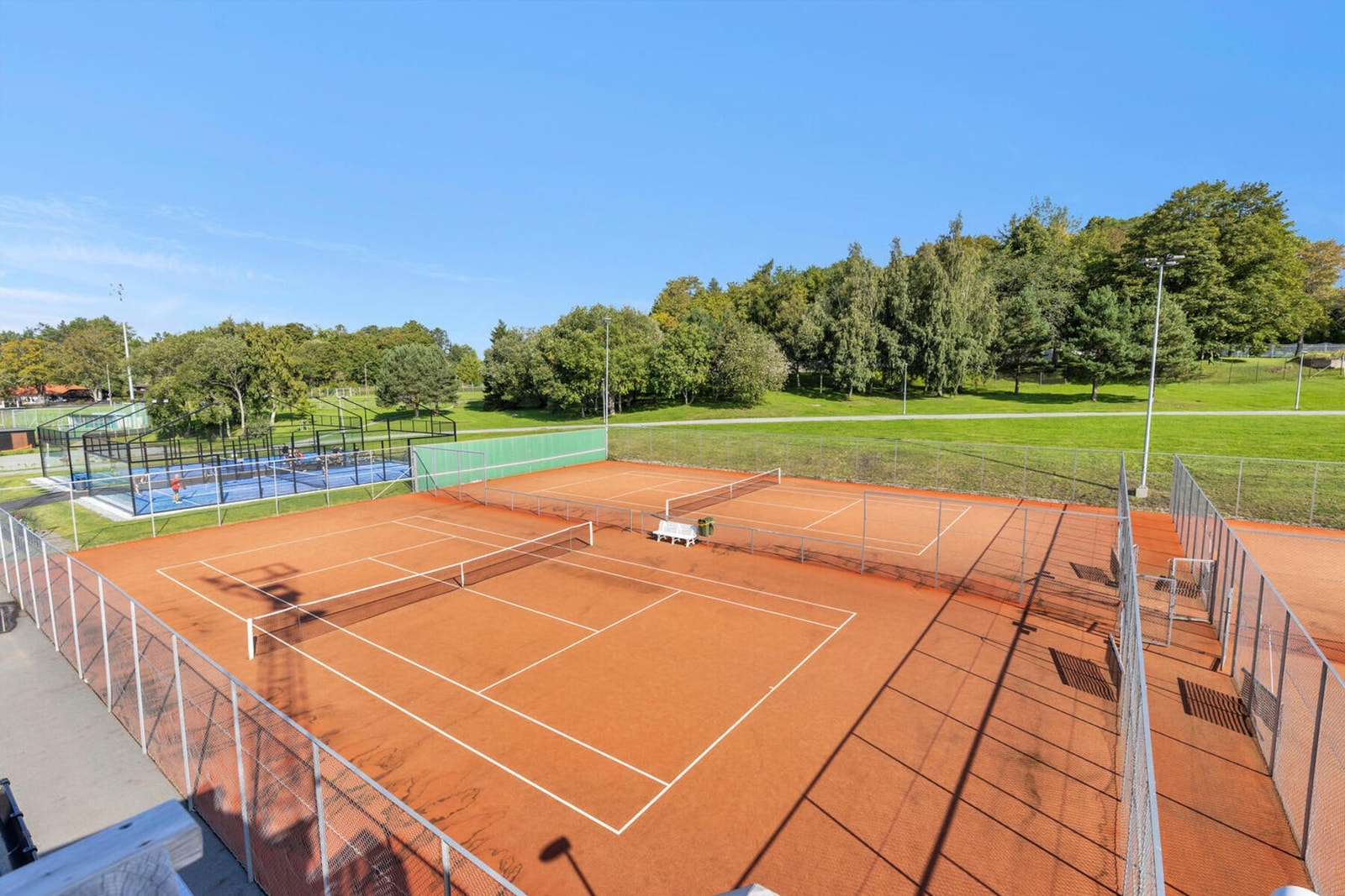 Bare meter fra leiligheten finner du tennisbaner, padelbaner og fotballbane. Galleribilde