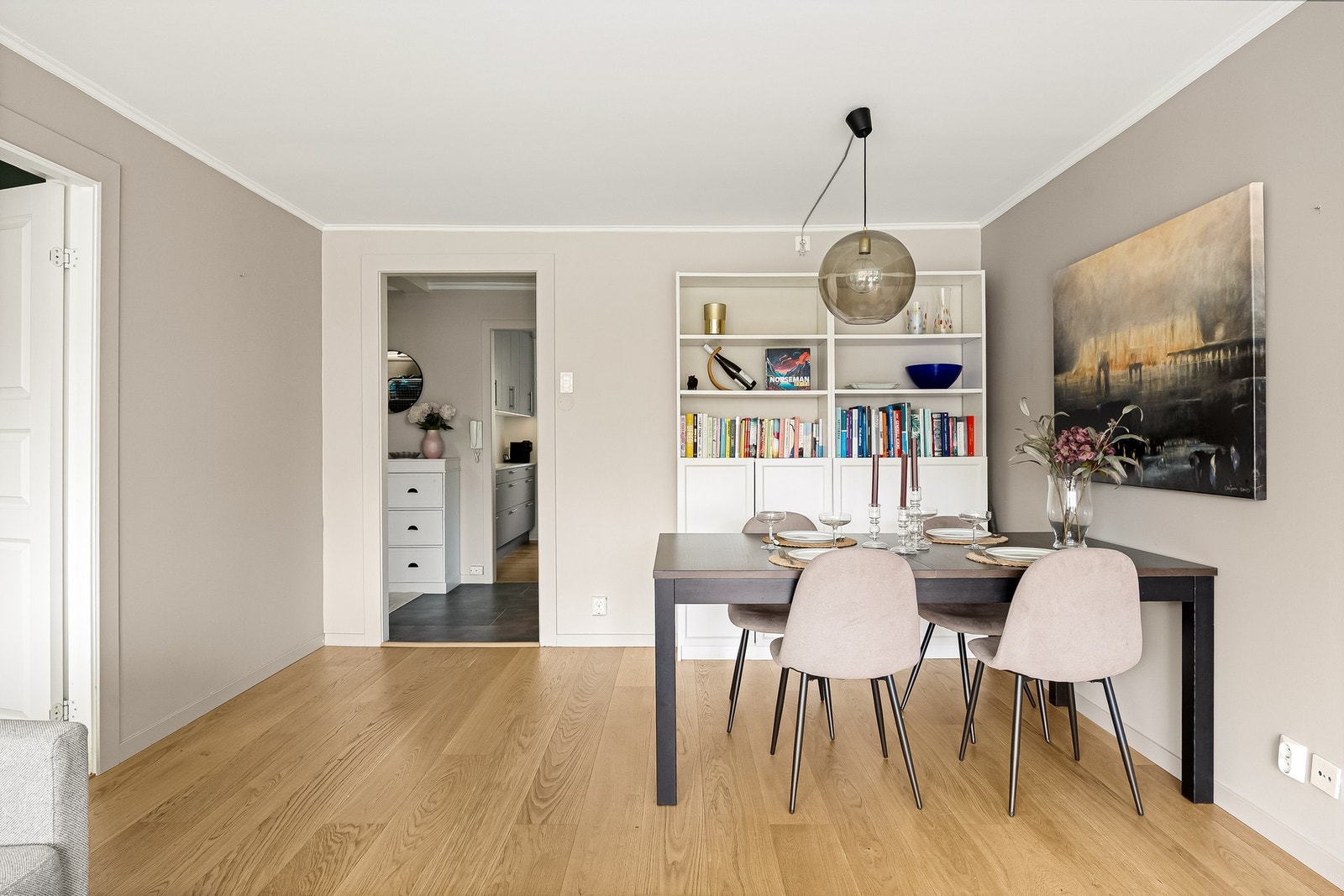 I stuedelen er det rikelig med plass til spisebordsinnredning. Galleribilde