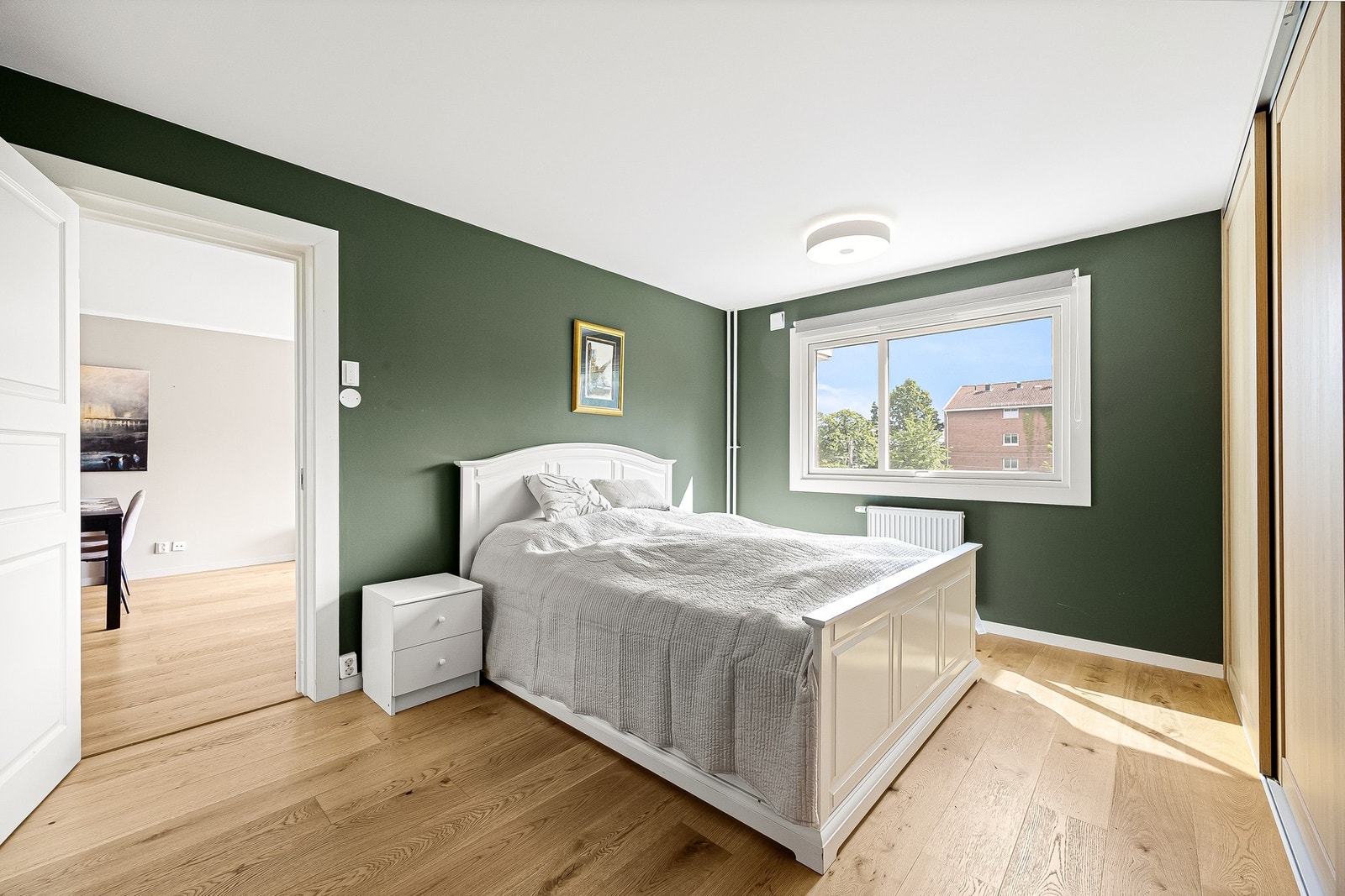 Hovedsoverom med plass til dobbeltseng og garderobeløsning. Galleribilde