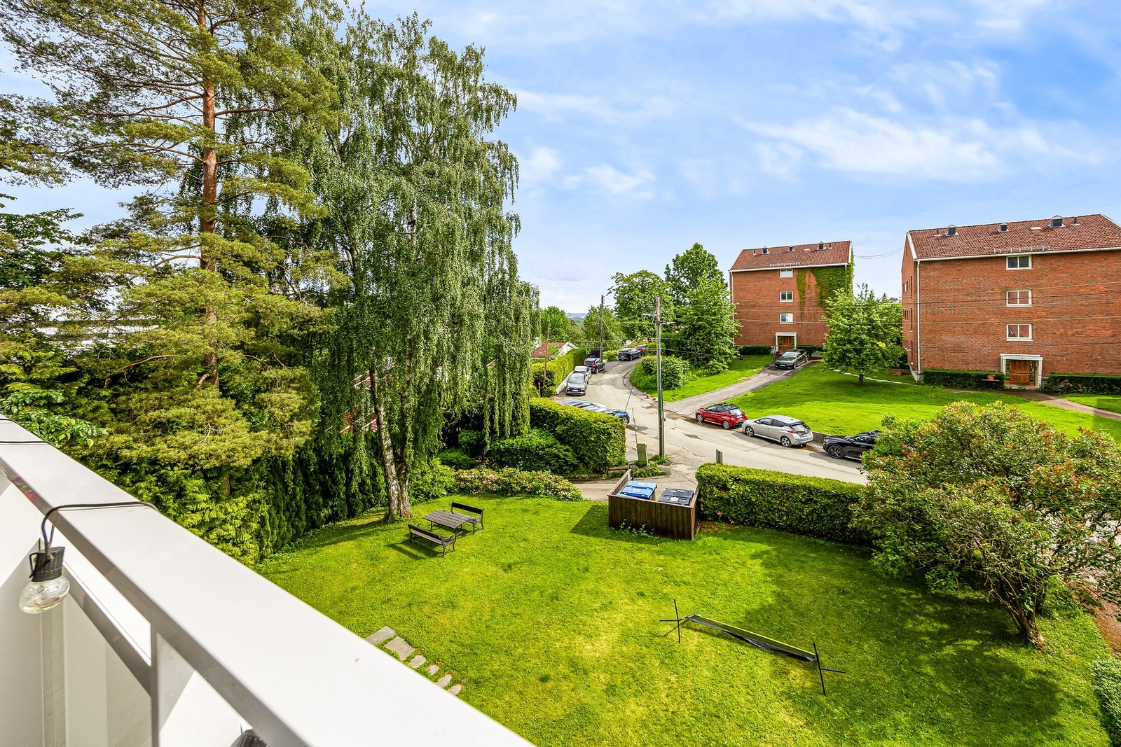 Rolig og veletablert boligområde med grønne fellesarealer og kort vei til rekreasjon. Galleribilde