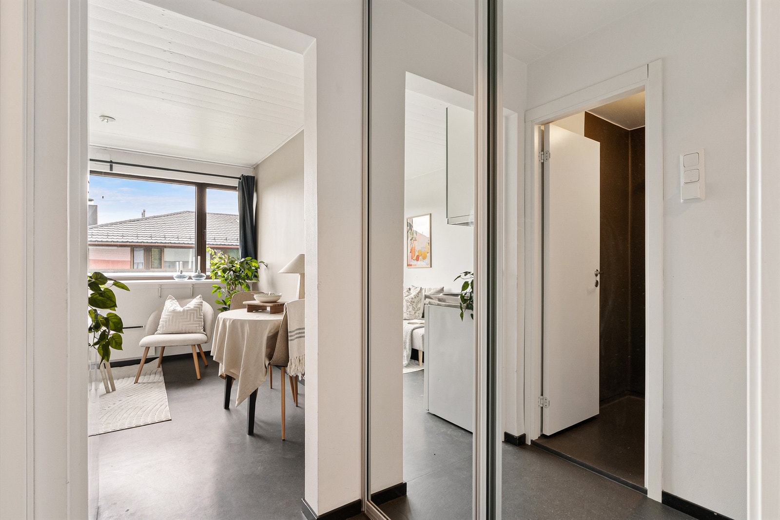I entréen er det en skyvedørsgarderobe med speilfronter. Galleribilde