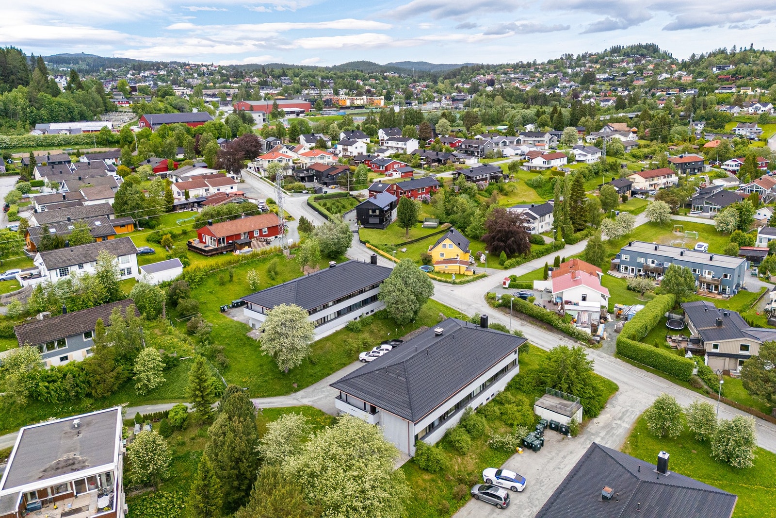 God bussforbindelse fra Byåsveien og det er Bunnpris nærbutikk i nabolaget. Galleribilde