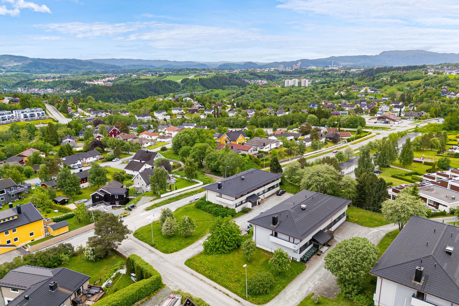 Det er praktisk avstand til Byåsen videregående skole. Bussen tar deg effektivt til Heimdal/Tiller eller sentrum. Galleribilde