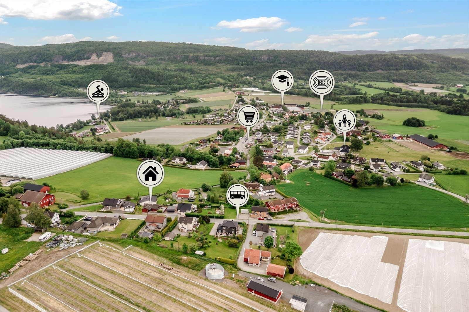Boligen har en meget sentral beliggenhet med kort vei til barnehager, barne- og ungdomsskole, fritidstilbud, kollektiv forbindelse, strand og båtliv, samt marka med helårs turmuligheter Galleribilde