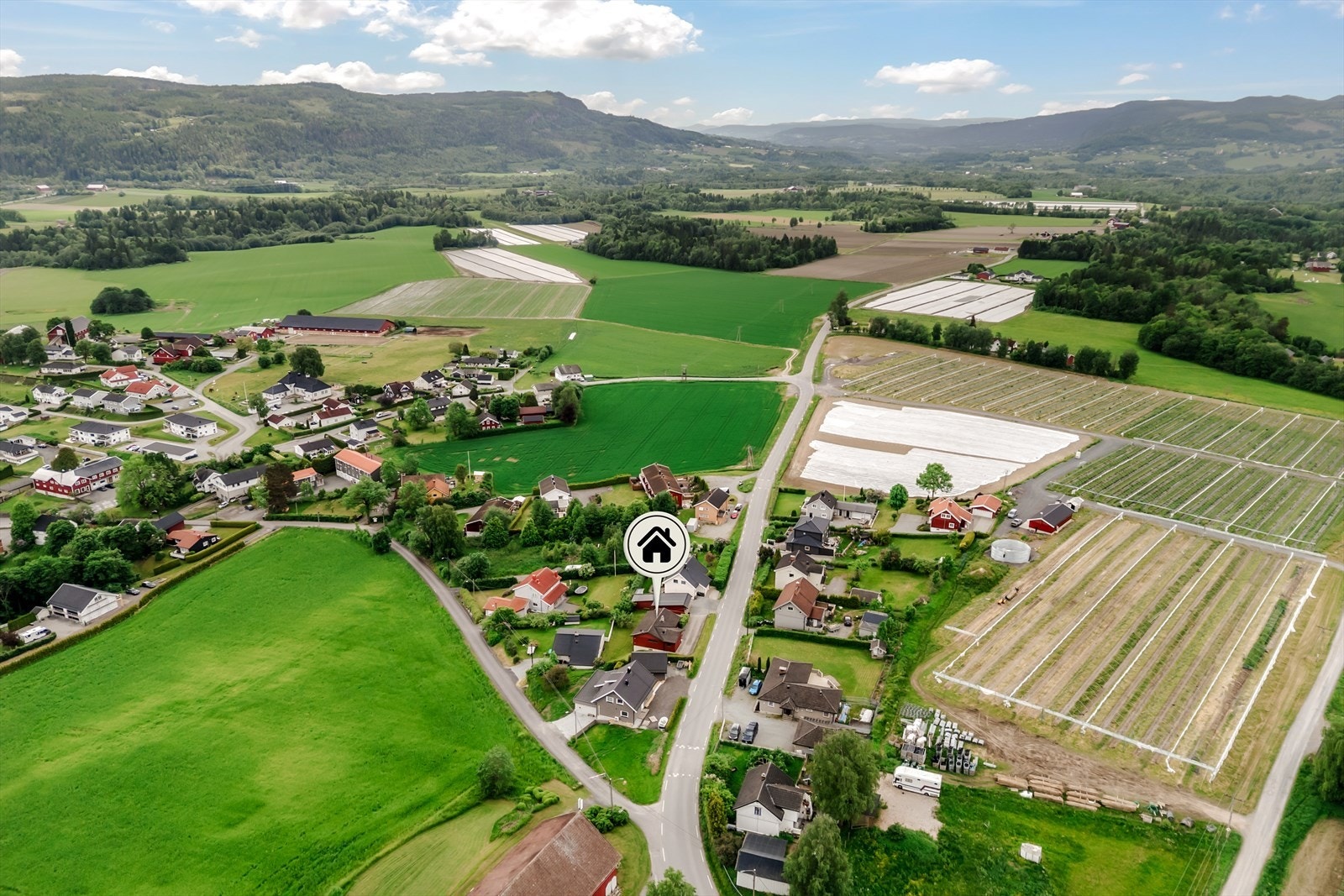 Omgitt av landlige og grønne omgivelser, men likevel sentralt! Velkommen til visning! Galleribilde