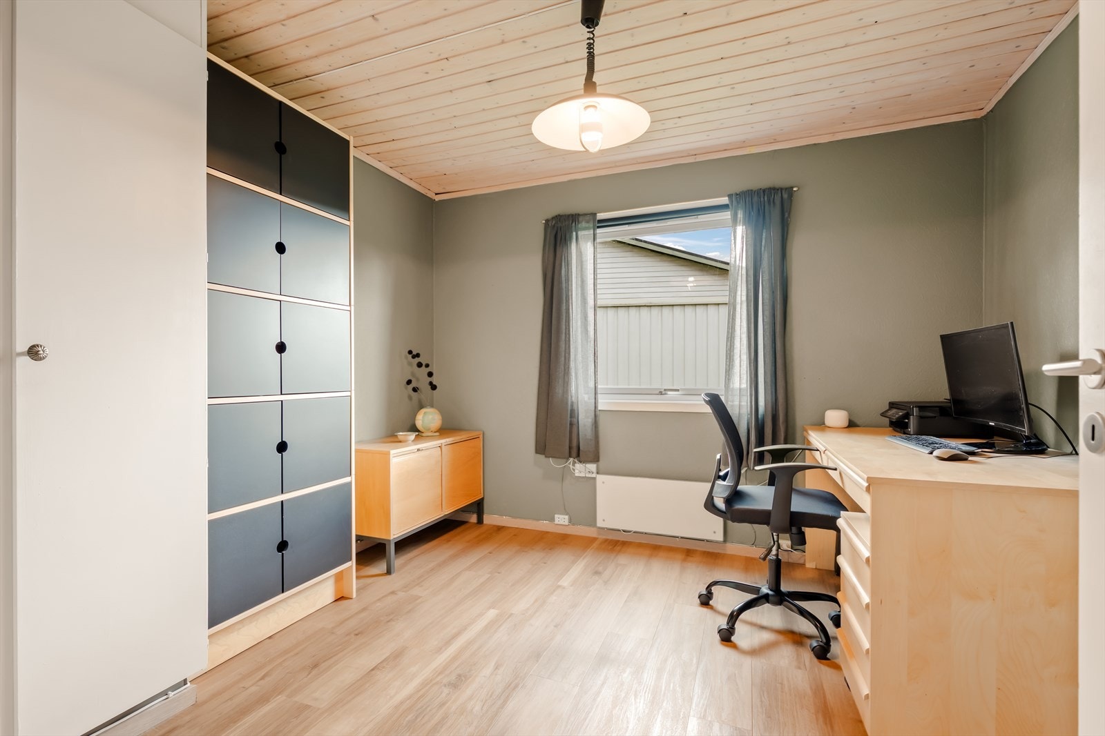 Soverom nr. 3 i underetasje. Totalt er det 4 soverom i boligen. Galleribilde