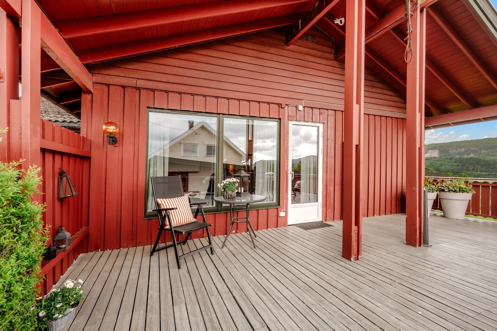 Den store terrassen er delvis overbygget, noe som skaper en lun og skjermet uteplass. Galleribilde