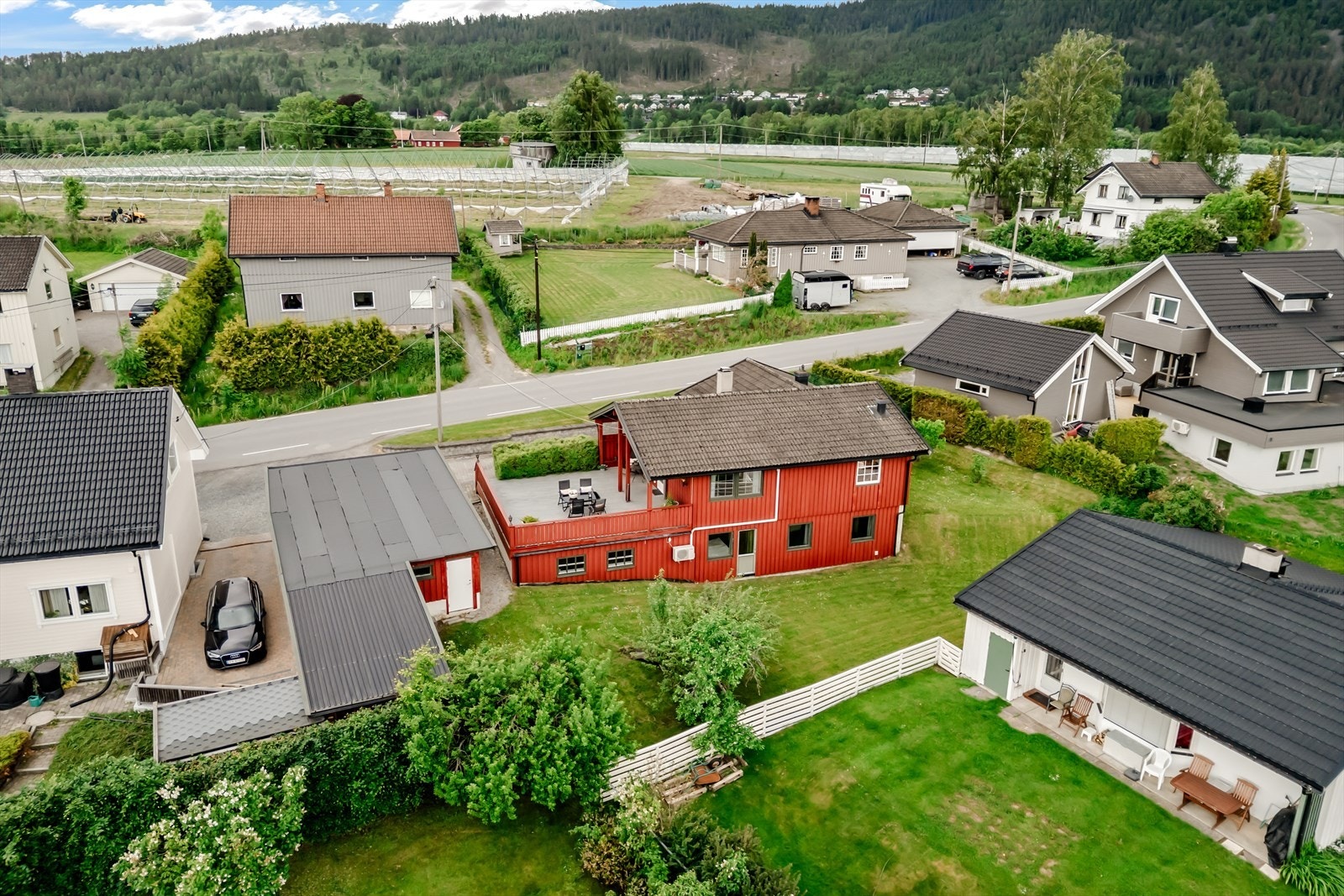 Stor og innholdsrik enebolig over to plan med fin hage, samt halvpart av dobbelgarasje med lagringsbod. Galleribilde
