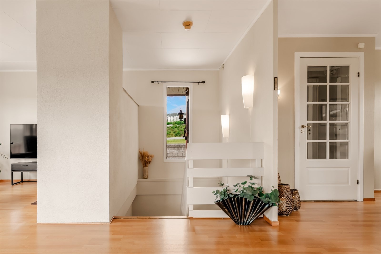Den lakkerte tretrappen binder de to etasjene sammen på en elegant måte. Galleribilde