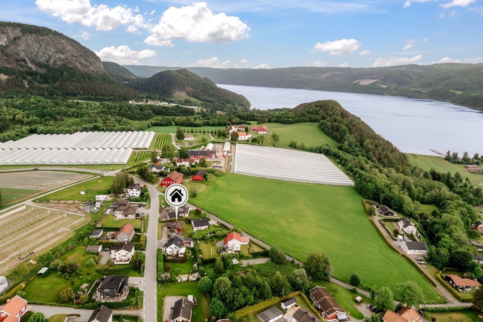 Eiendommen ligger i et etablert boligområde, sentralt i Sylling, med flotte rekreasjonsområder i nabolaget. Galleribilde
