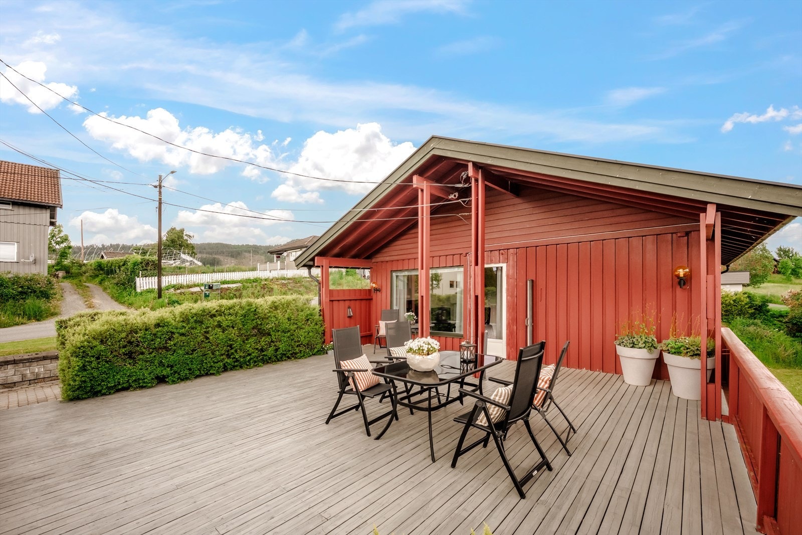 Terrassen ligger solrikt til med sol fra morgen til kveld. Galleribilde