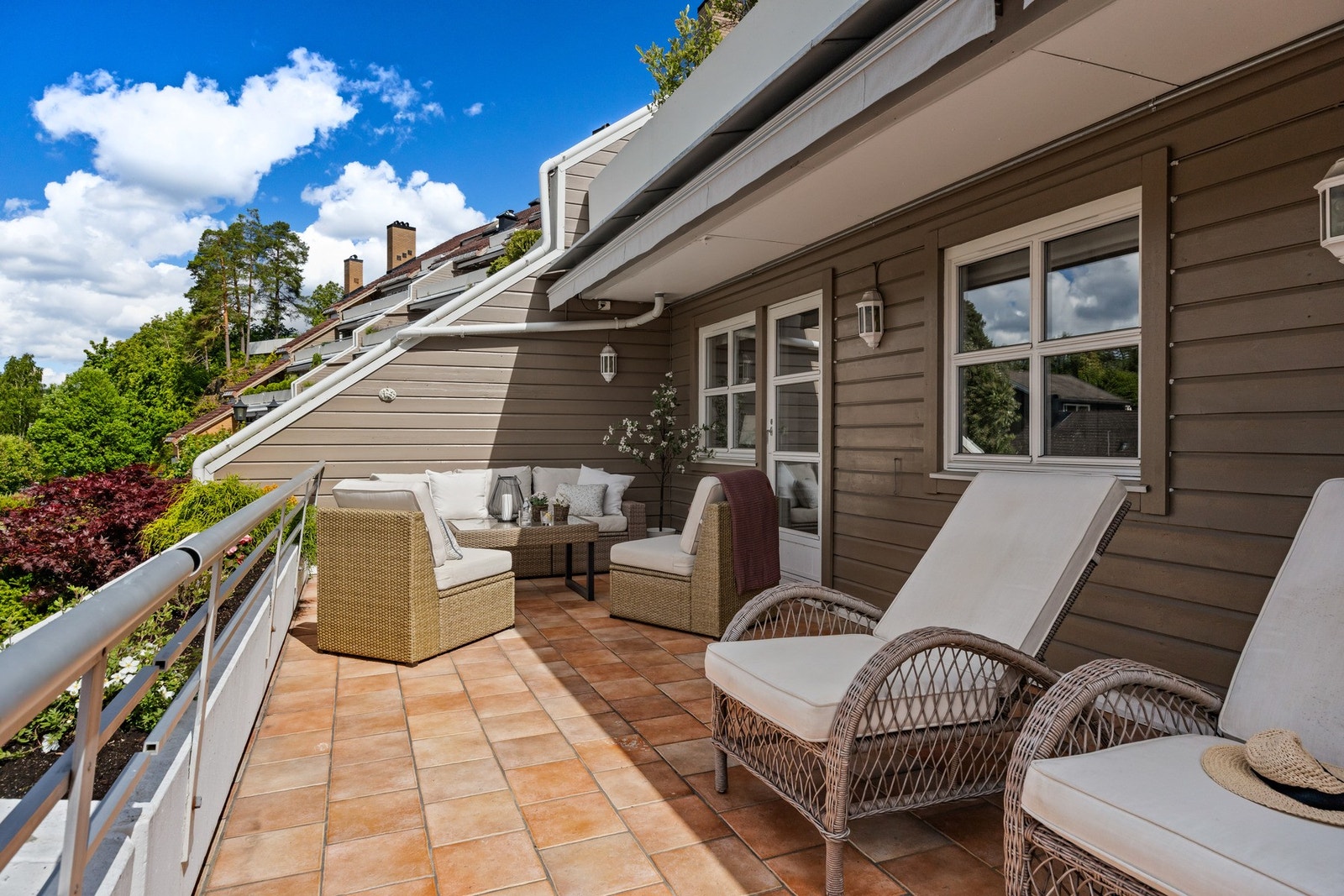 Stor terrasse med gode solforhold og hyggelig utsyn, både mot sjøen og grønne omgivelser. Galleribilde