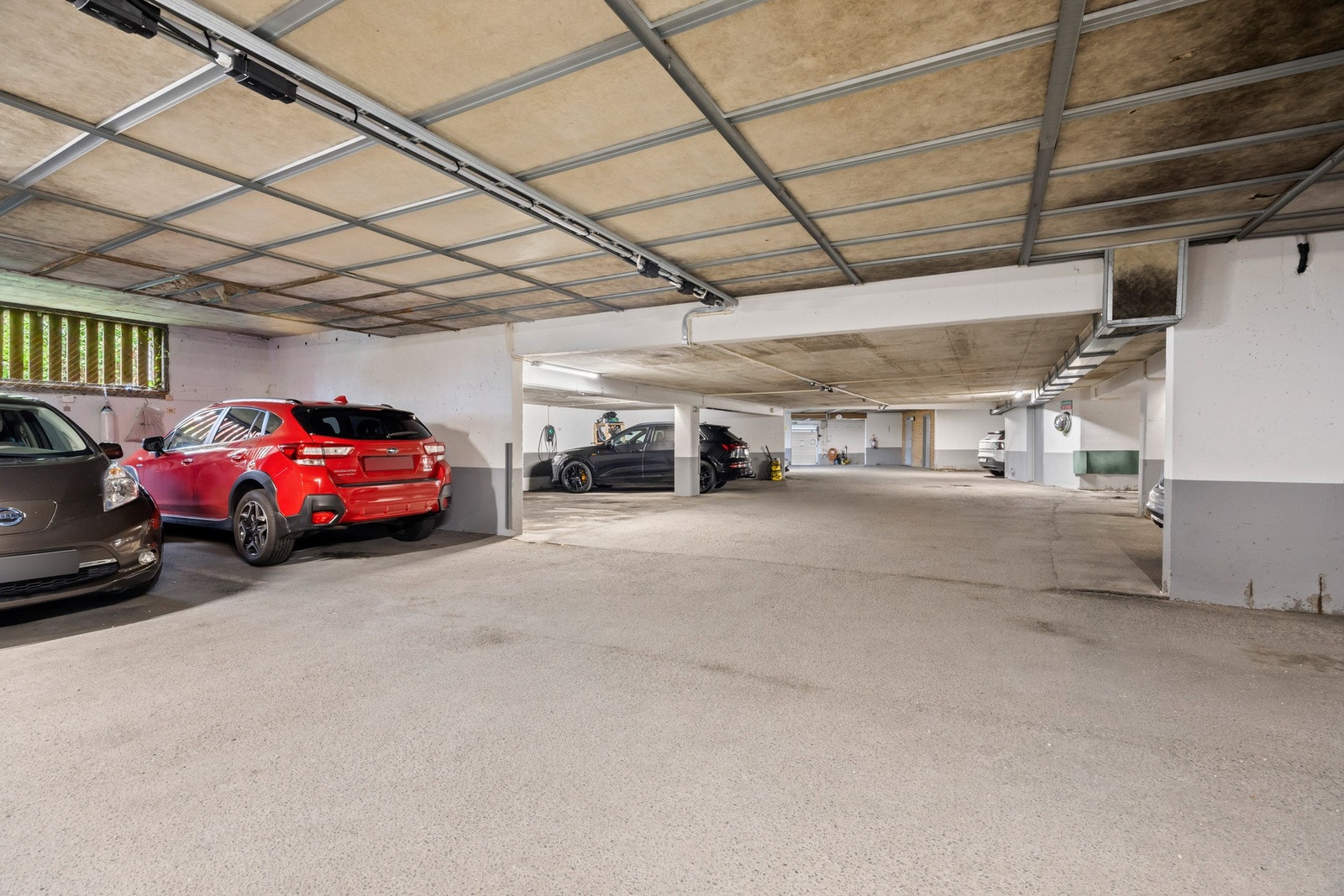 Garasjeplass nr. 10 i felles garasjeanlegg under bygget gir enkel og trygg parkering året rundt. Det er heis fra garasjen og opp til leilighetsnivå. Galleribilde