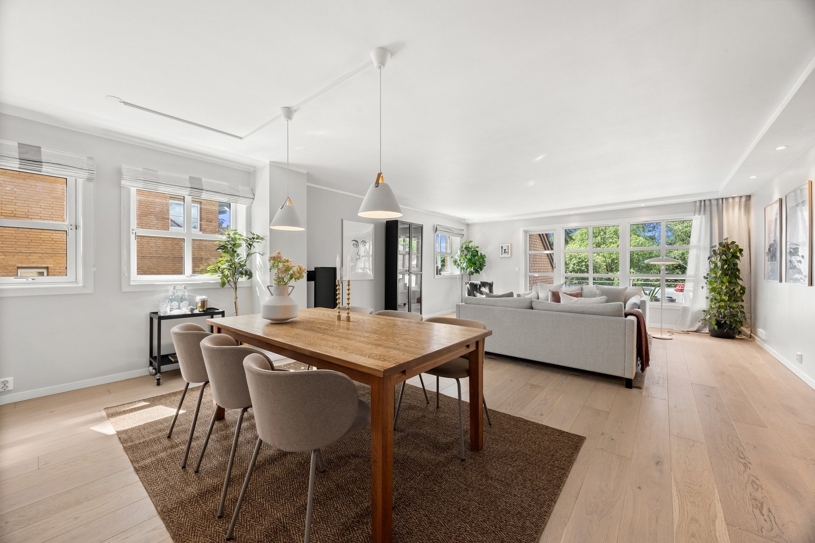Lys og luftig stue- og spisestuedel med store vindusflater og utgang til terrassen. Galleribilde