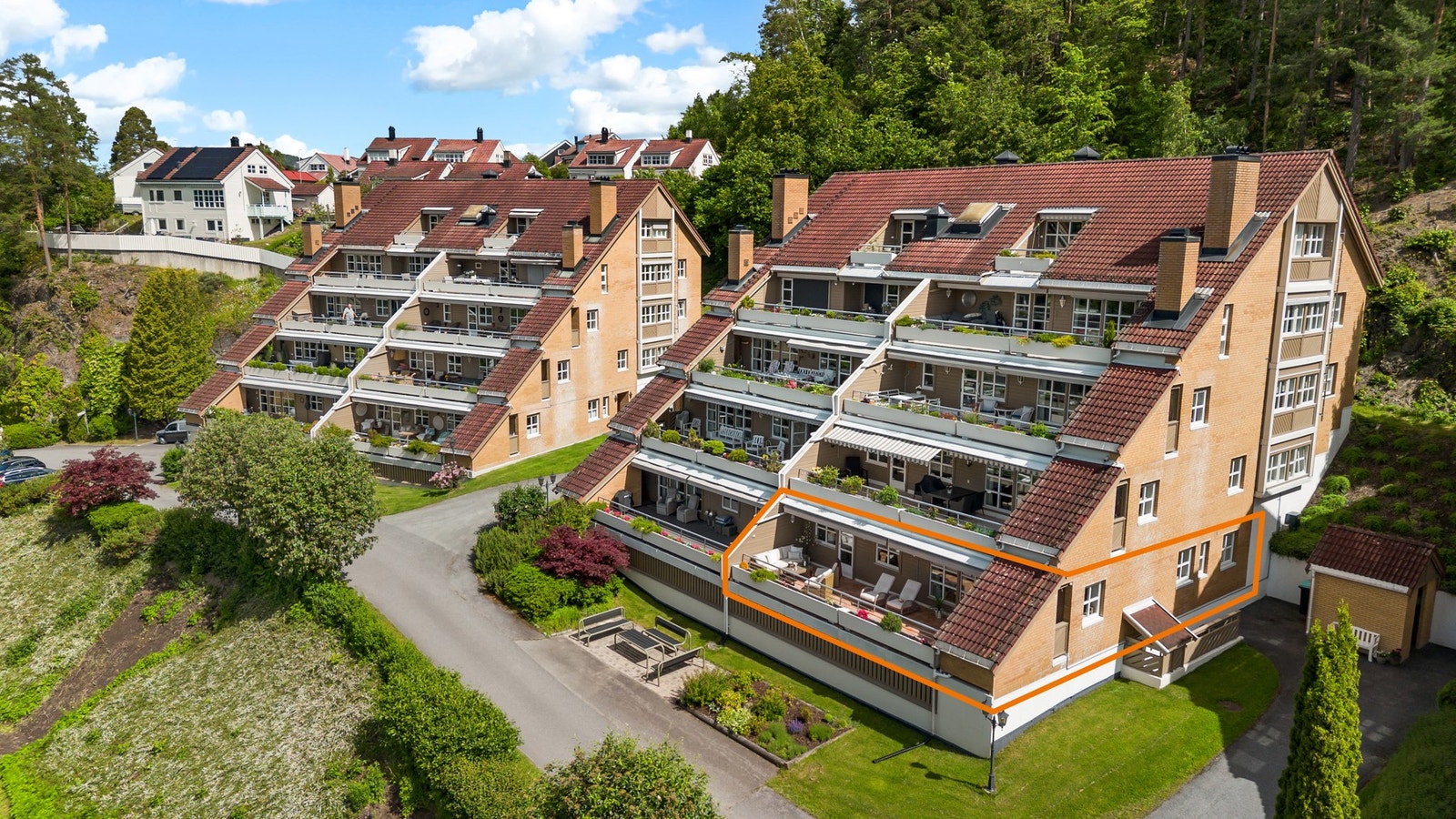 Ende-/hjørneleilighet med stor og solrik terrasse langs fasaden. Galleribilde