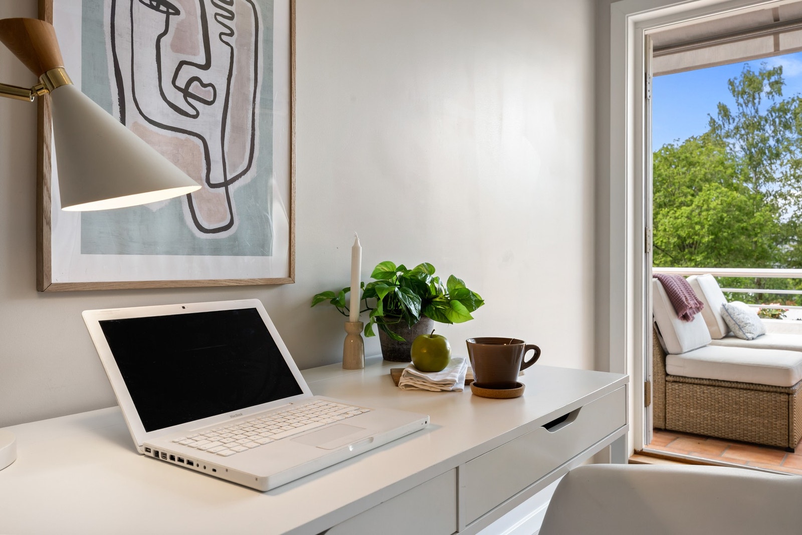 Soverom 2 har egen utgang til den solrike terrassen. Galleribilde