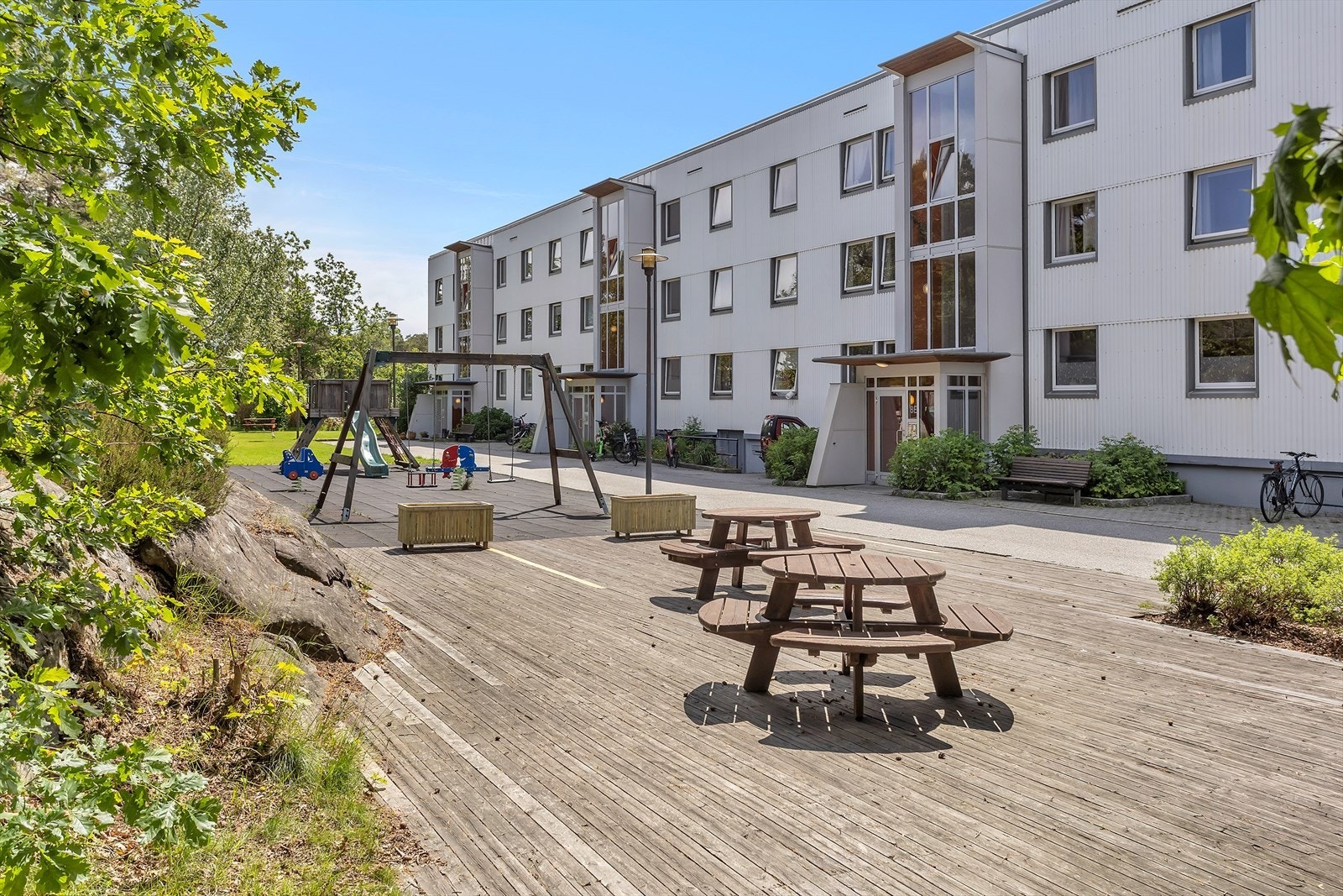 Nærområdet finner man barne- og ungdomsskole, barnehager, dagligvarebutikker, bussforbindelser med avganger til sentrum, turmuligheter, m.m. Galleribilde