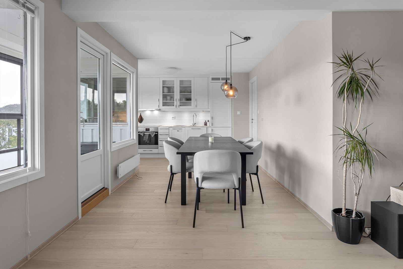 Det er god plass til langbord mellom stuen og kjøkkenet. Galleribilde
