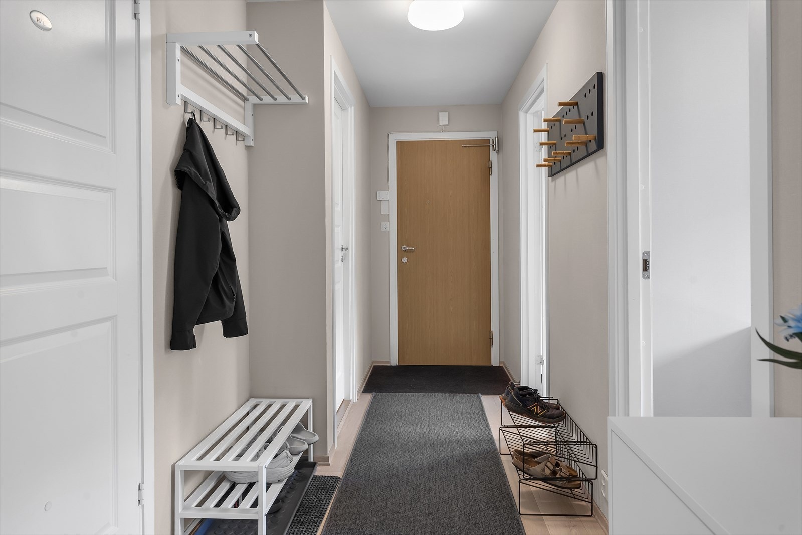 Gang med plass til blant annet kommode samt oppheng for yttertøy og sko. Galleribilde