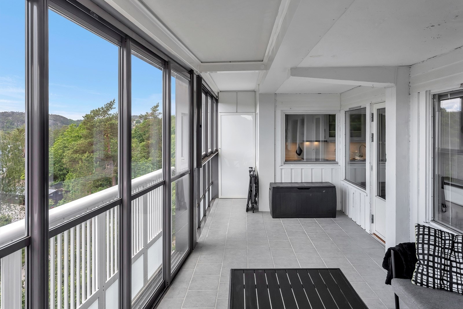 Det er en liten bod i enden av balkongen. Det medfølger også en bod i kjelleren. Galleribilde