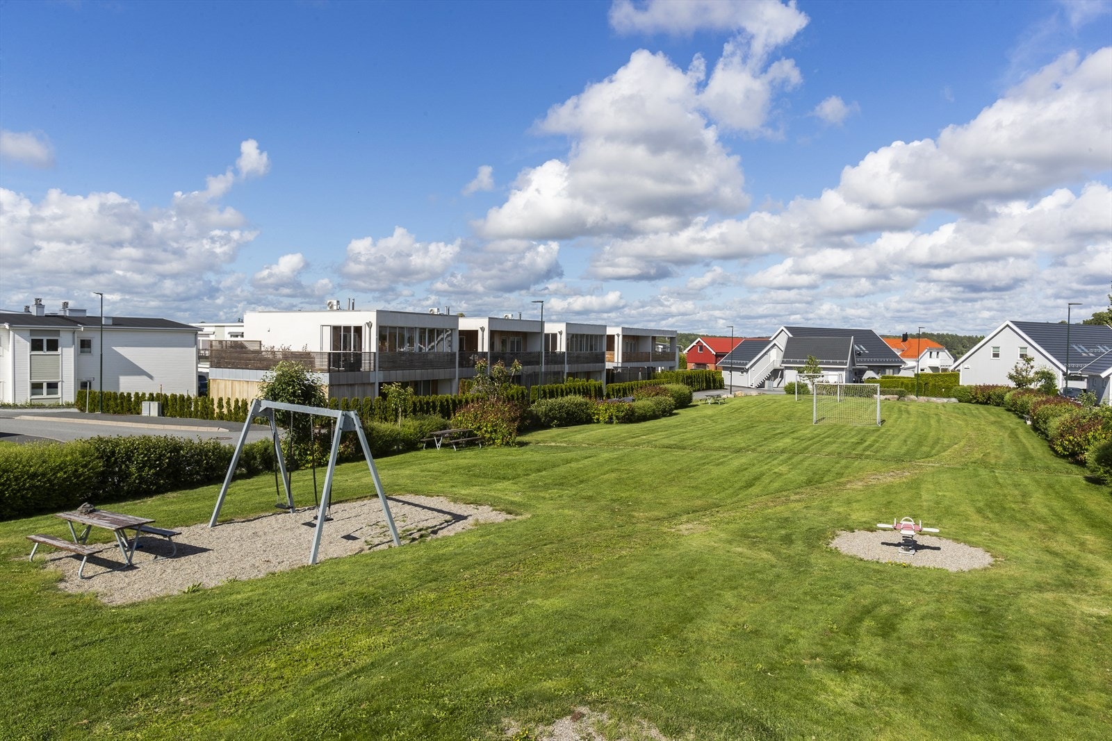 Sameiet har felles opparbeidet grøntområde og en ballbane for beboerne. Galleribilde