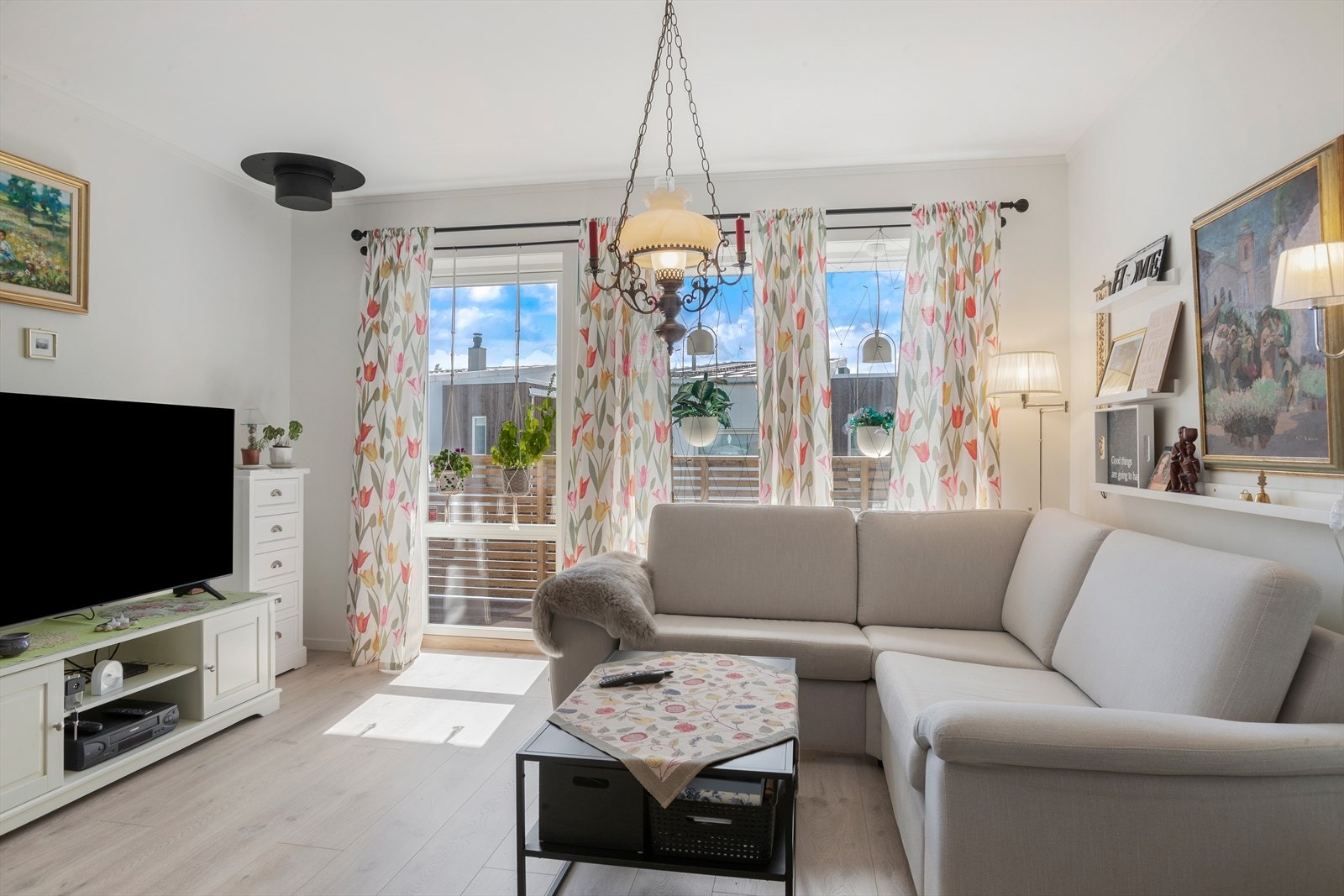 Lys og pen stue med utgang til stor og solrik terrasse på 19 kvm Galleribilde