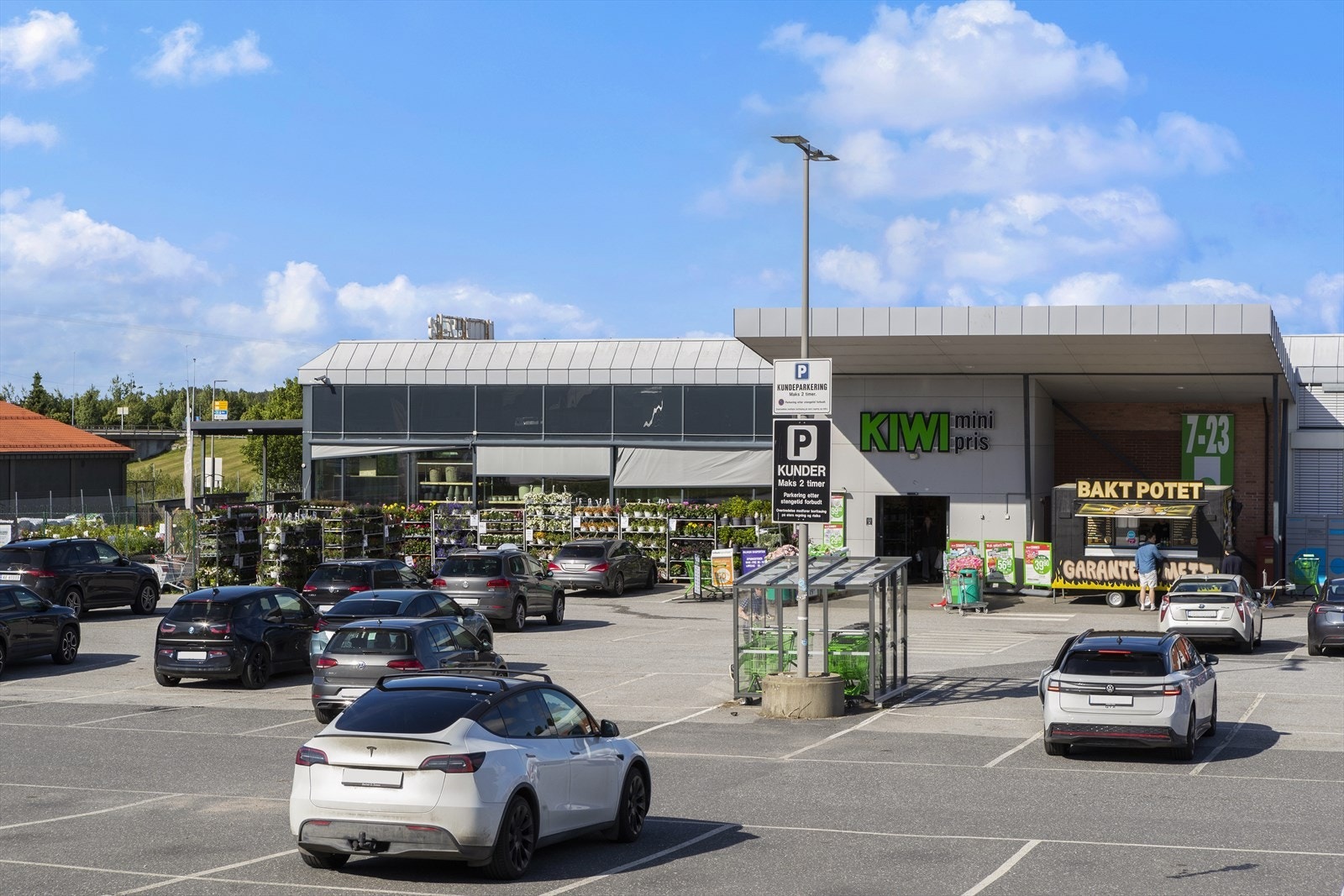 Dagligvarehandelen kan enkelt gjøres hos blant annet Rema 1000 og Coop Extra på Grålum. Galleribilde