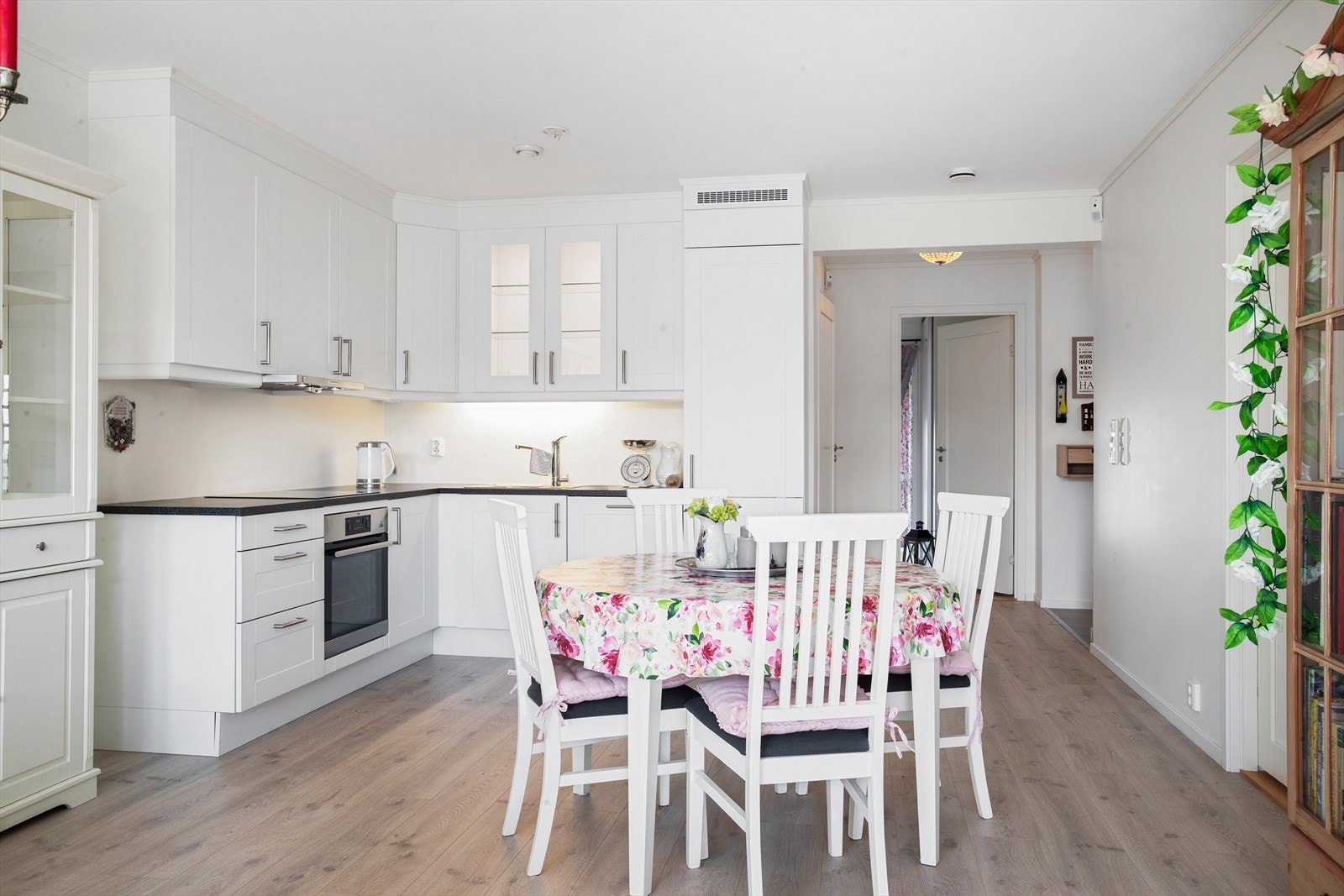 Kjøkkeninnredning fra Aubo, montert i byggeåret 2018, med slette fronter og laminatbenkeplate. Galleribilde