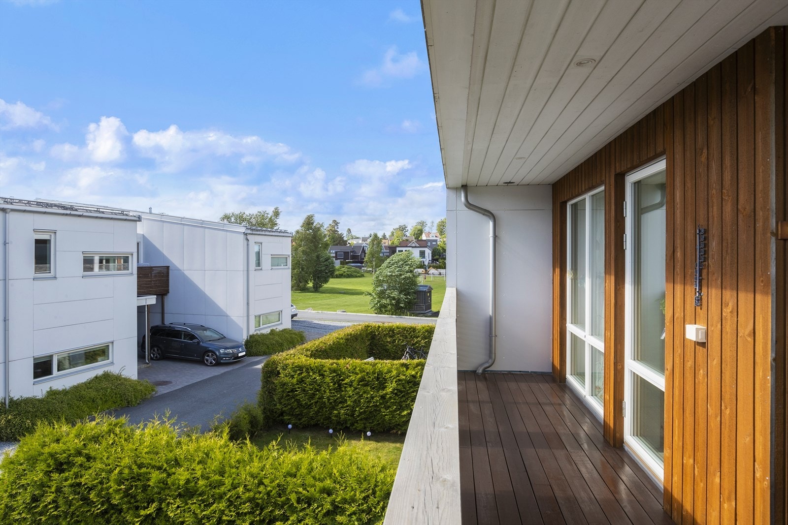 Fra balkongen har man utsyn over rolige og grønne fellesområder. Galleribilde