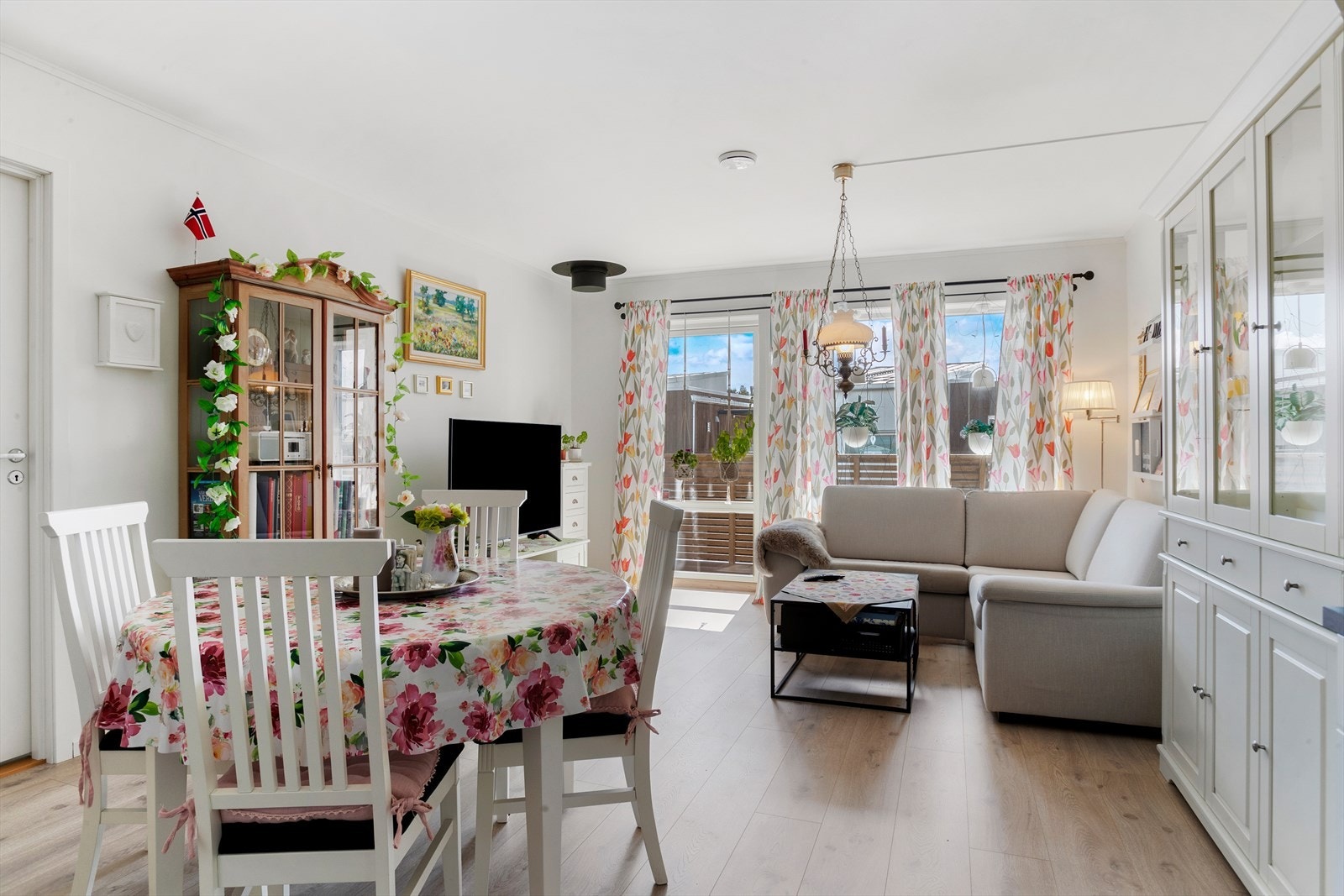Stuen har god plass til både sofagruppe og spisebord, og er et naturlig samlingspunkt i boligen. Galleribilde