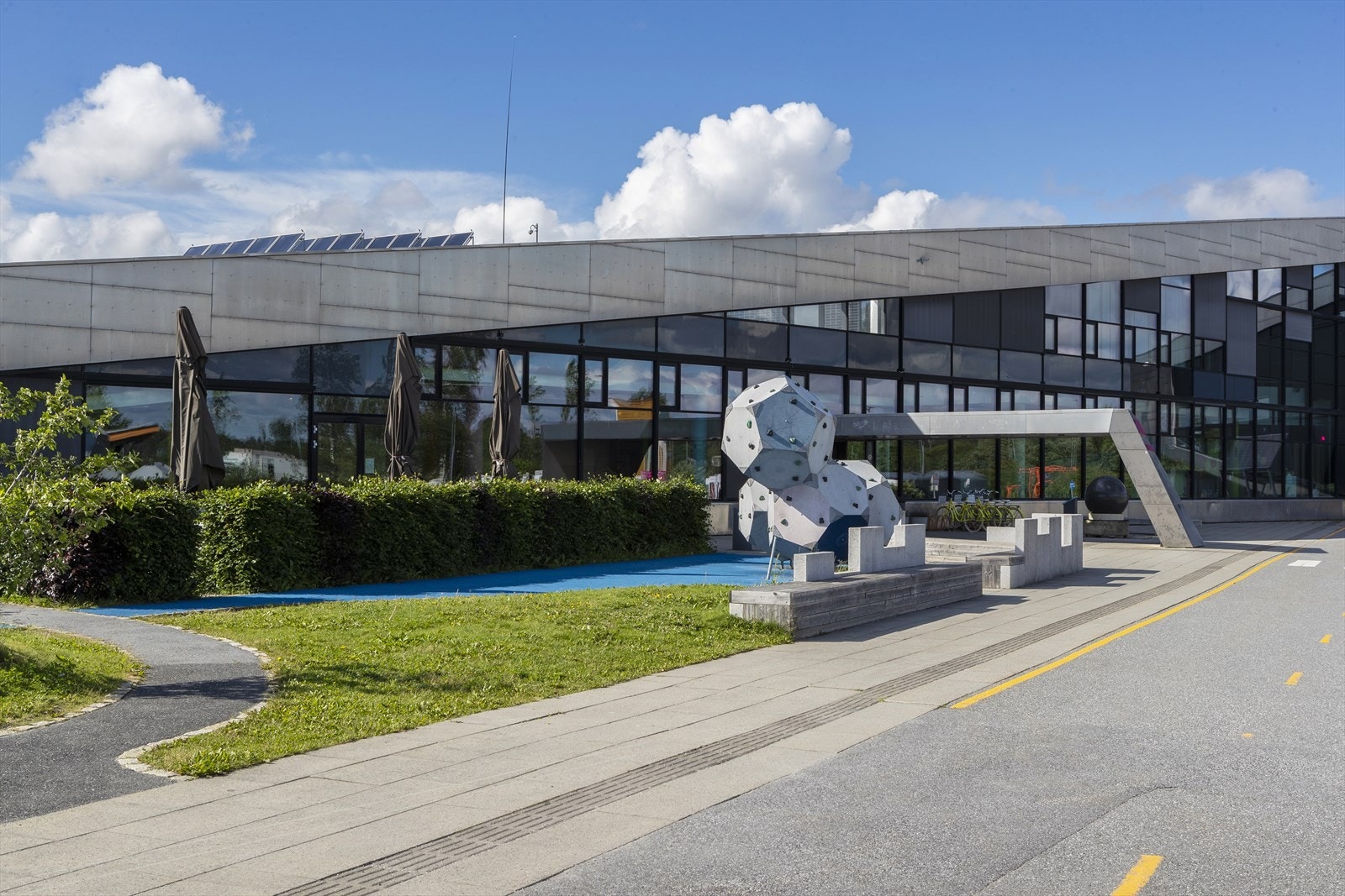 I nærområdet finner man også Sykehuset Østfold Kalnes og flere større arbeidsplasser. Galleribilde