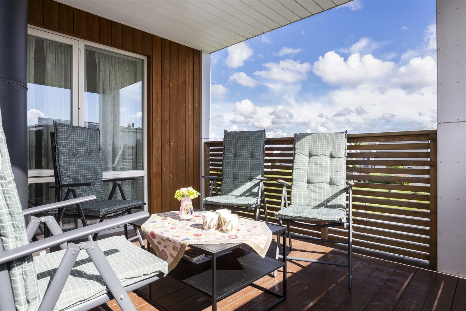Fra stuen er det utgang til en romslig, vestvendt terrasse på 19 kvm med takoverbygg. Galleribilde