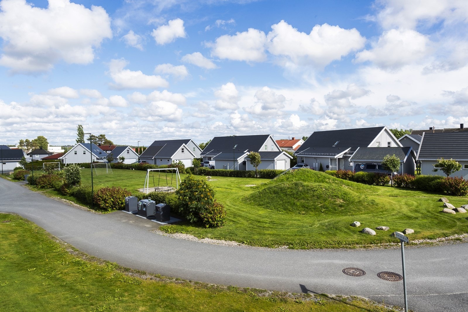 Bjørnstadtunet er et etablert og familievennlig boligområde med lekeplasser og grøntarealer. Galleribilde