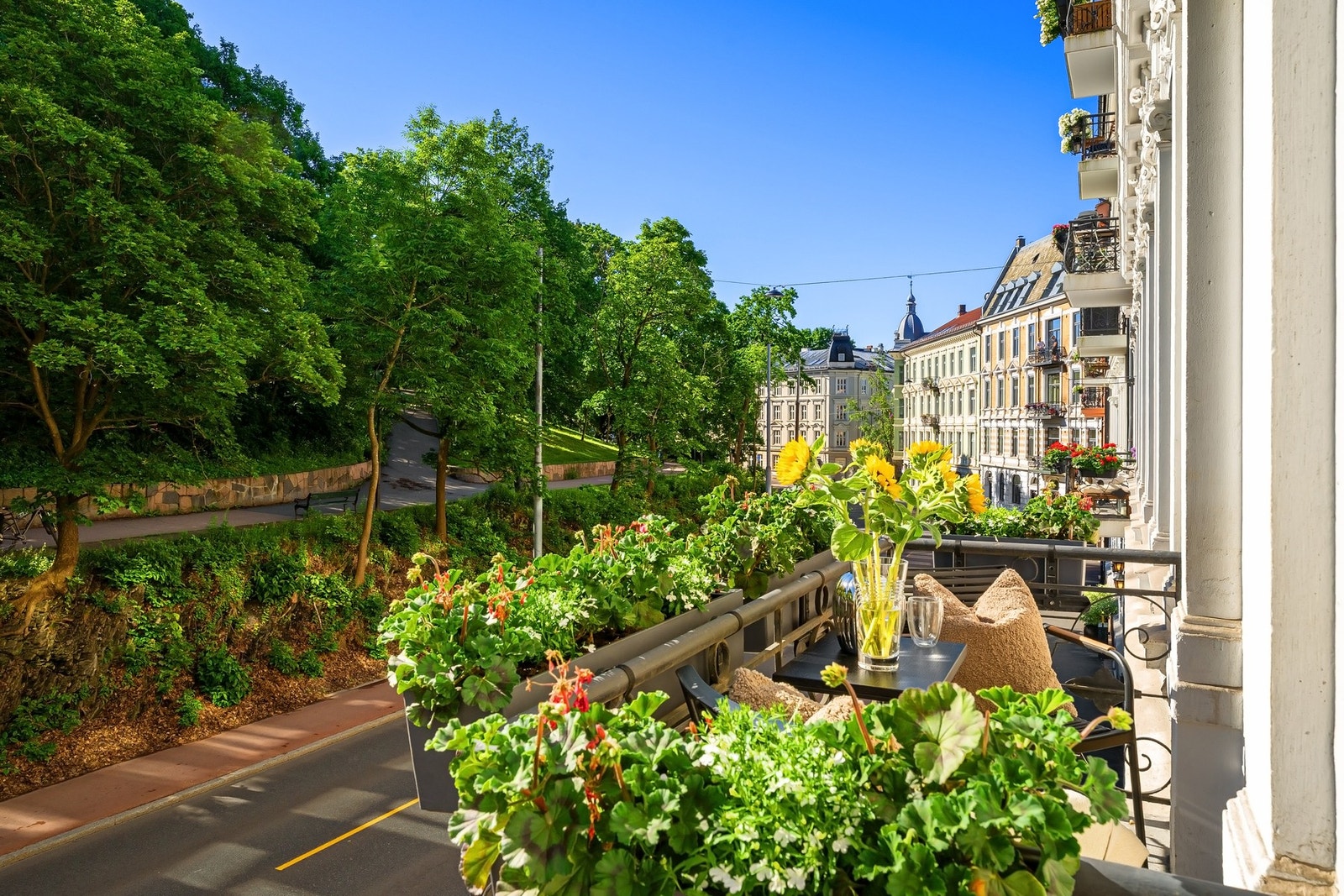 Leiligheten har en hyggelig balkong hvor morgenkaffen kan nyttes med frodig utsikt over St. Hanshaugen Galleribilde