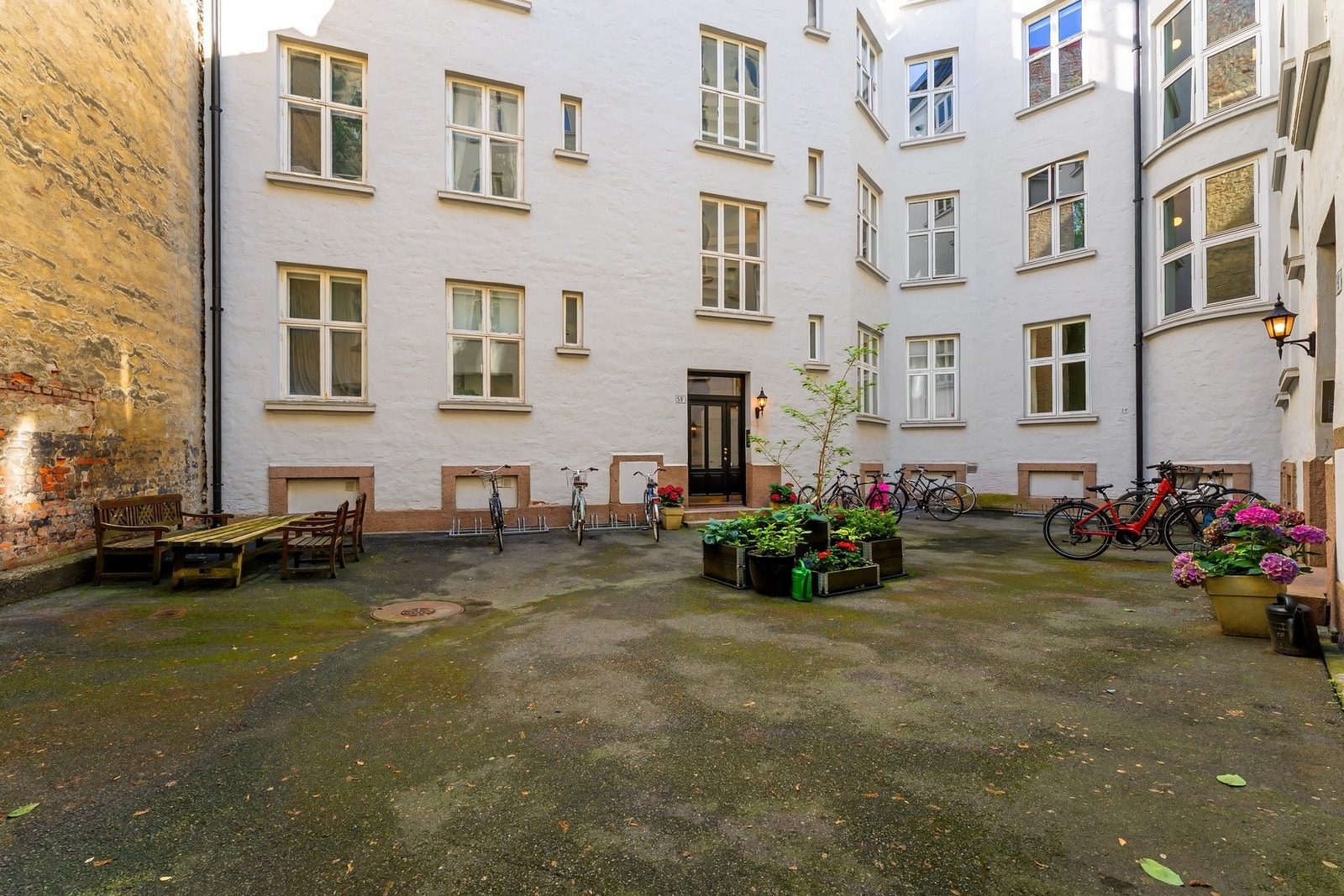 Skjermet bakgård med blant annet sykkelparkering Galleribilde